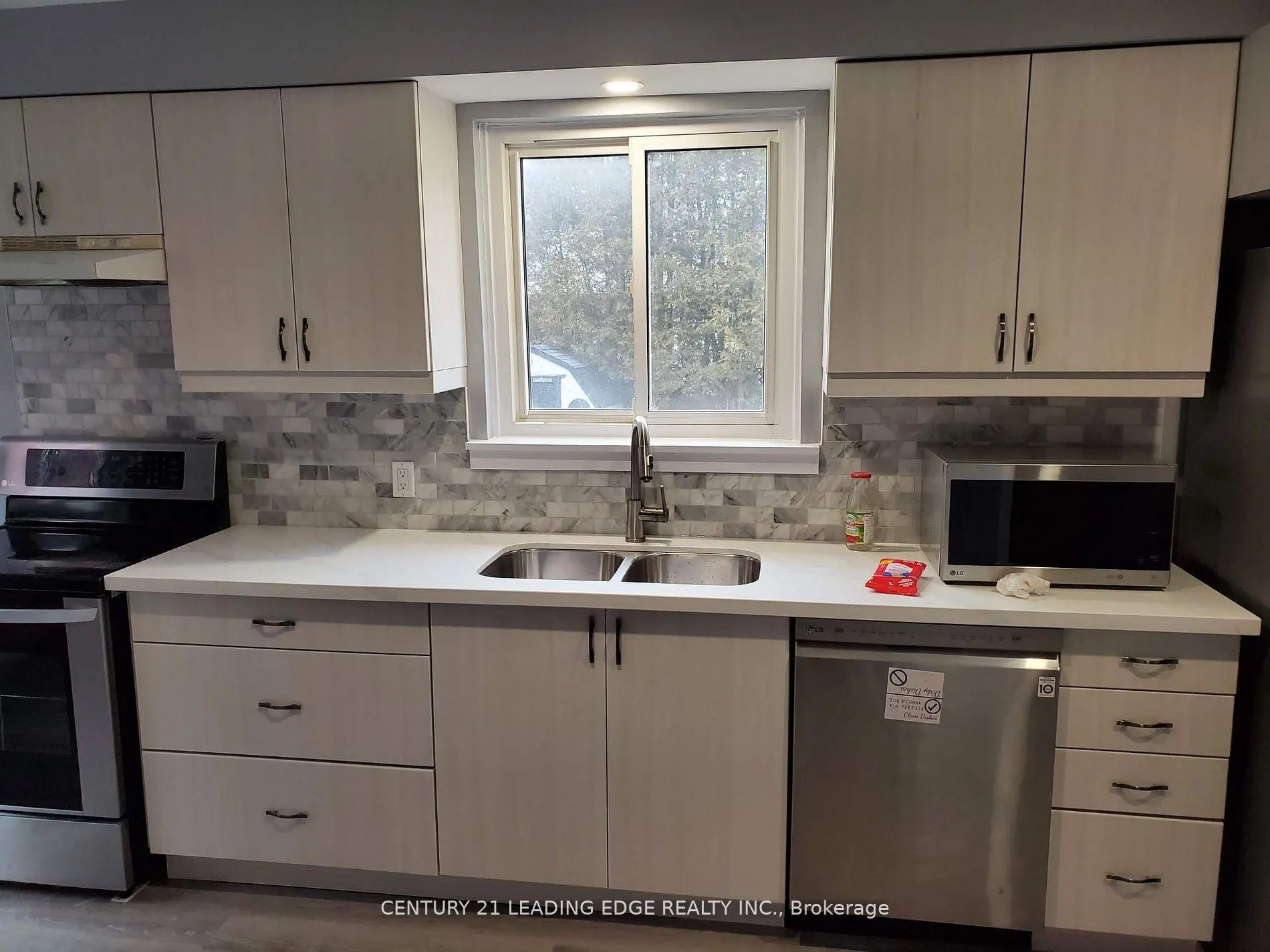Photo 6 of 370 Durham Court, Oshawa, Vanier — HOMEH