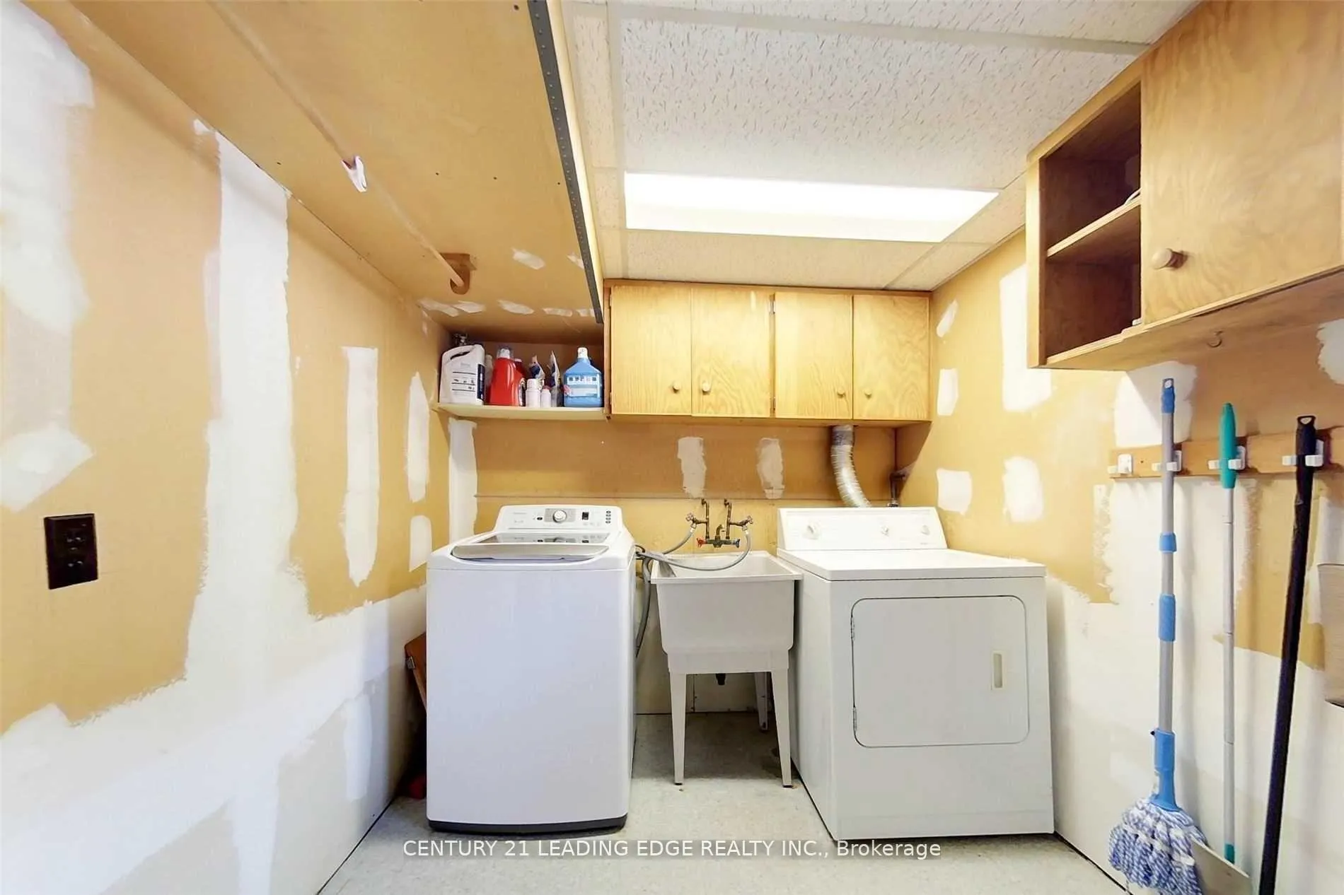 Photo 8 of 370 Durham Court, Oshawa, Vanier — HOMEH