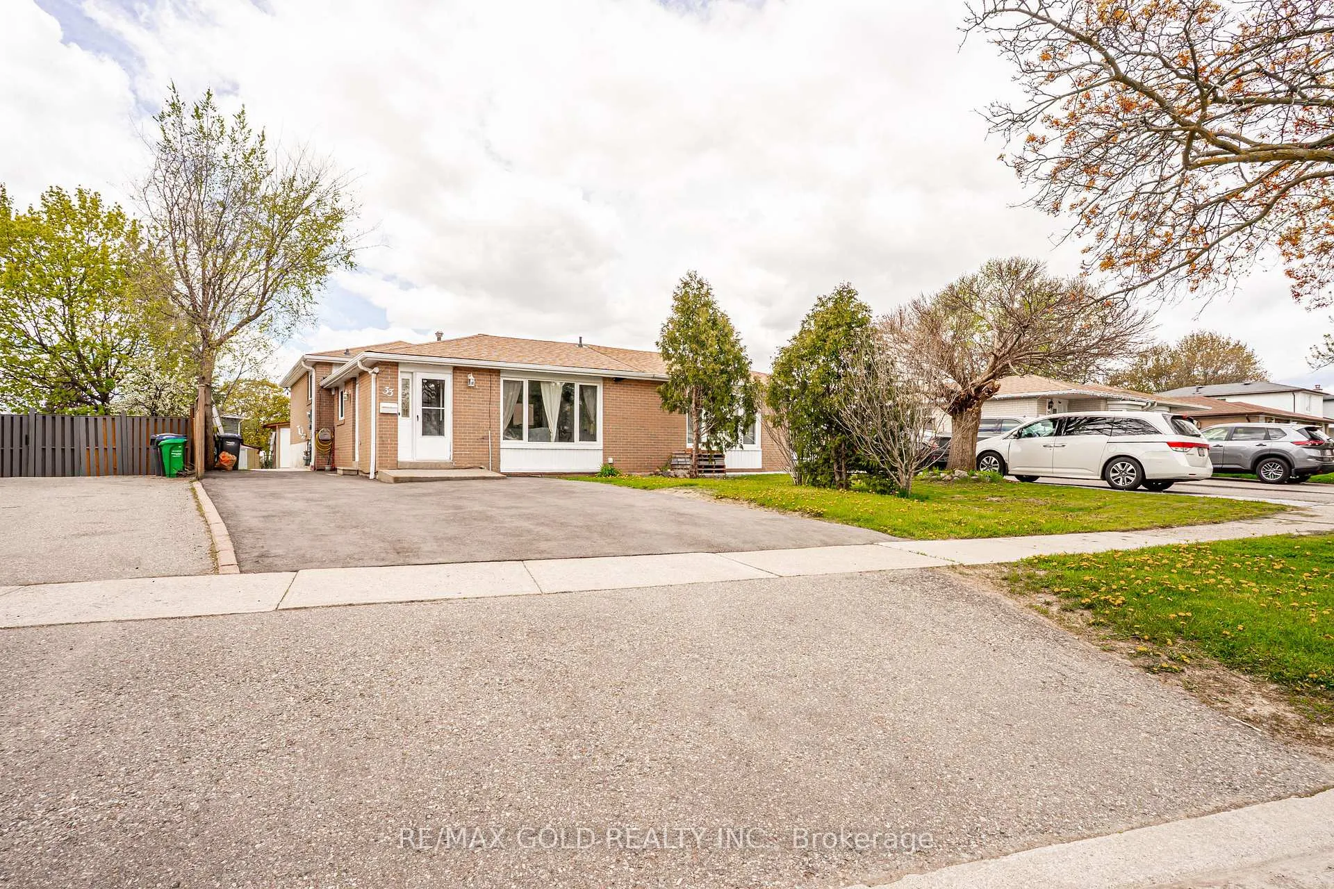 Front of 33 Garside Crescent