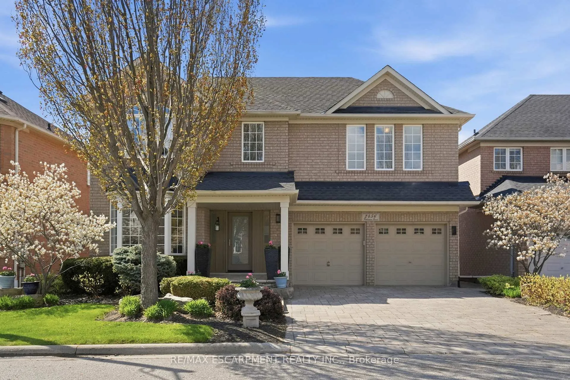 Photo 2 of 2456 Pebblestone Court, Oakville, West Oak Trails — HOMEH