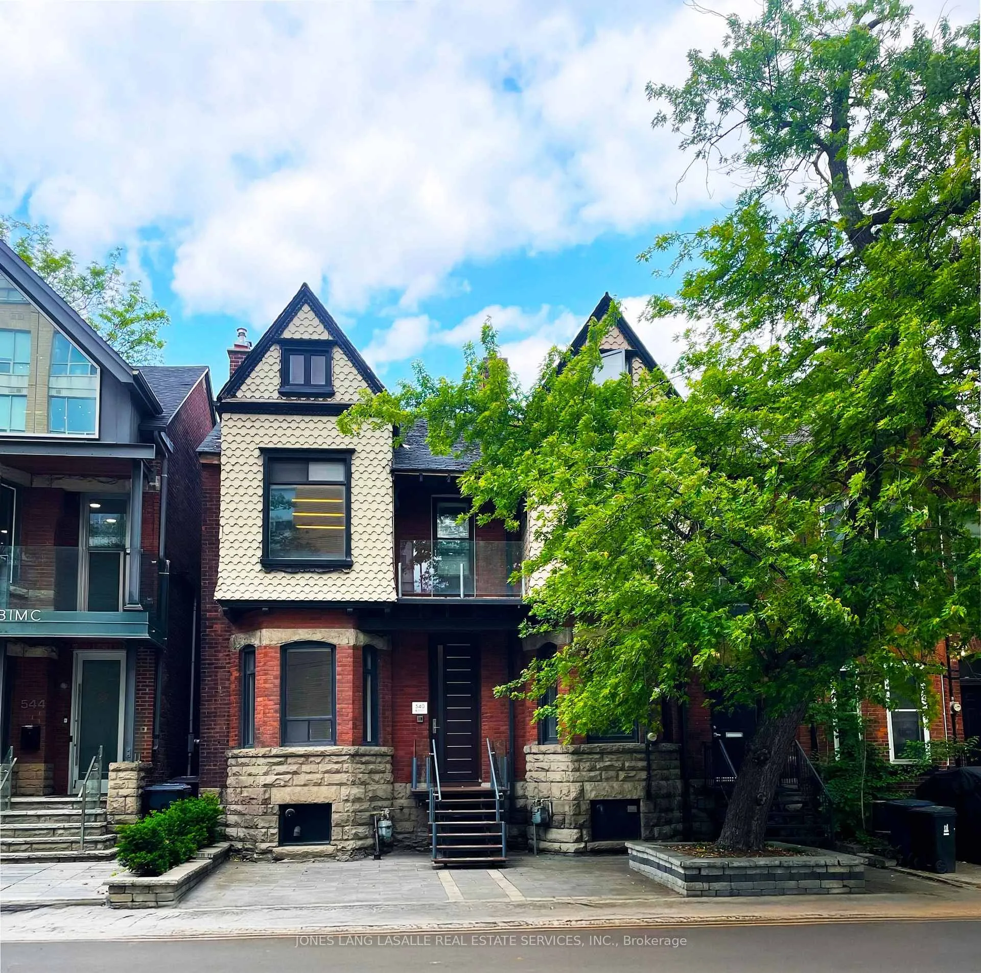 Front of 542 Richmond Street W