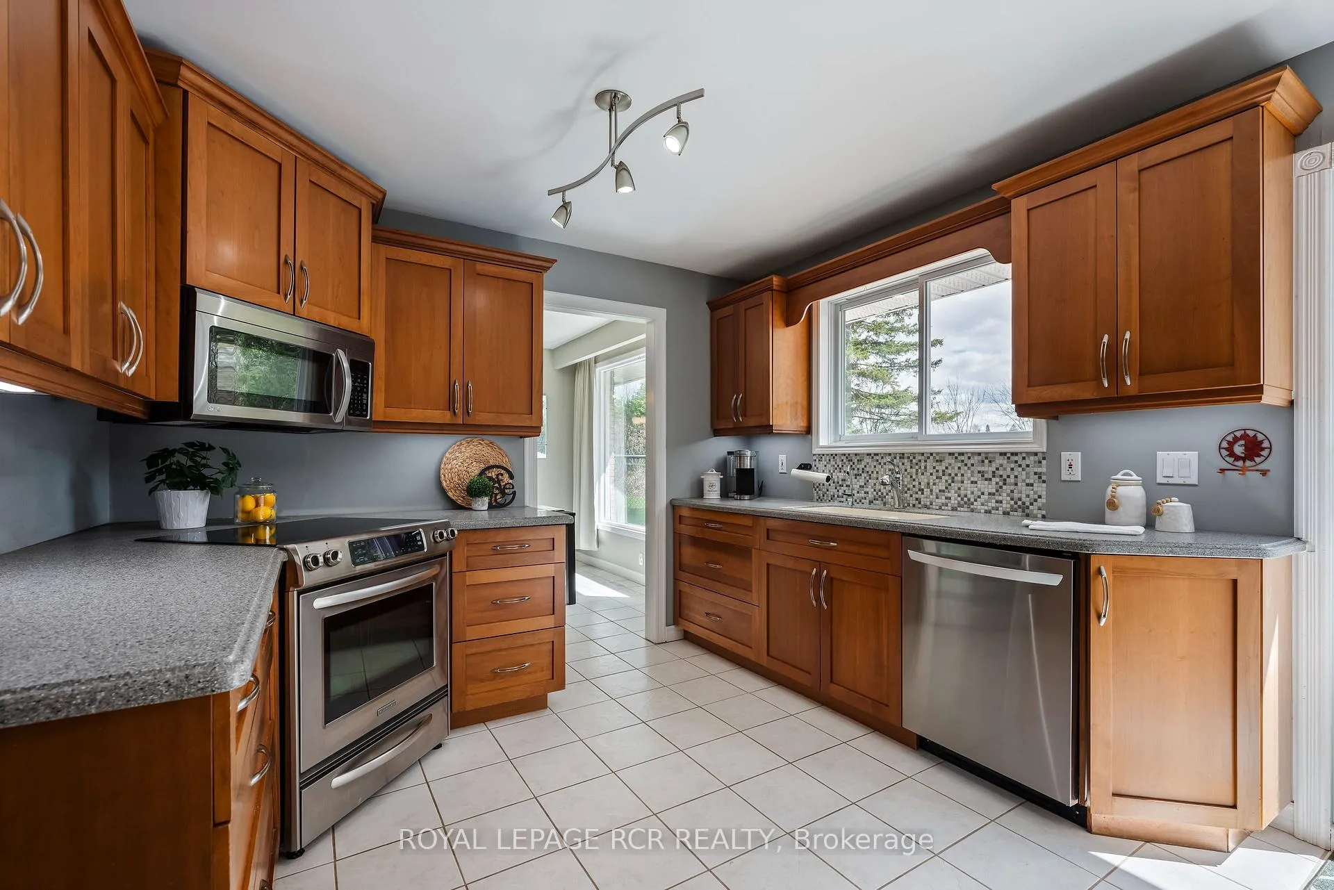 Photo 11 of 48 Glenforest Road, Orangeville — HOMEH
