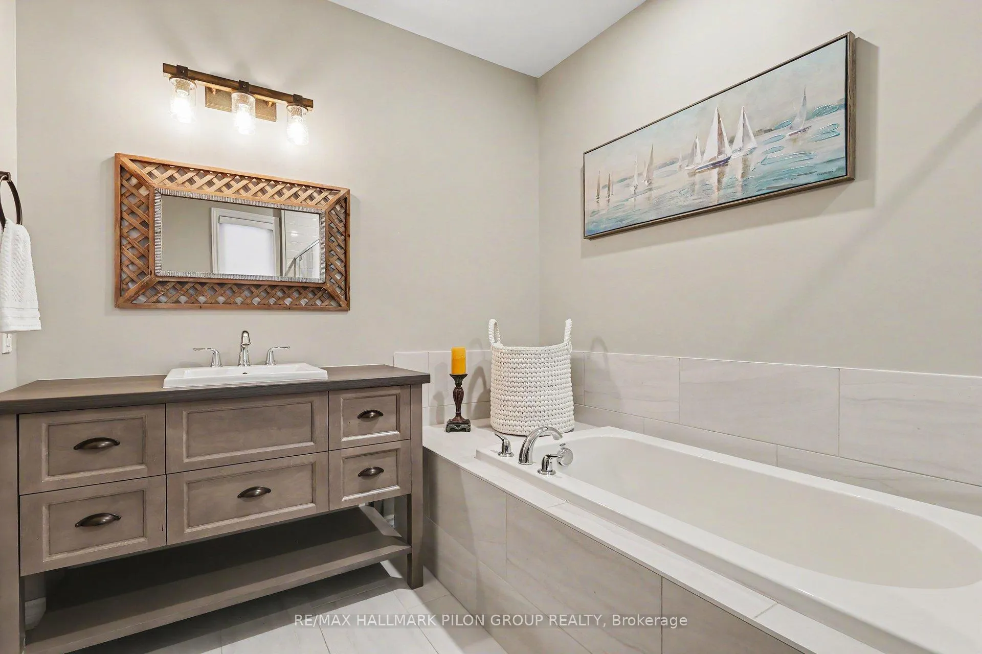 Photo 15 of 819 Tewin Circle, Ottawa, Camelot — HOMEH