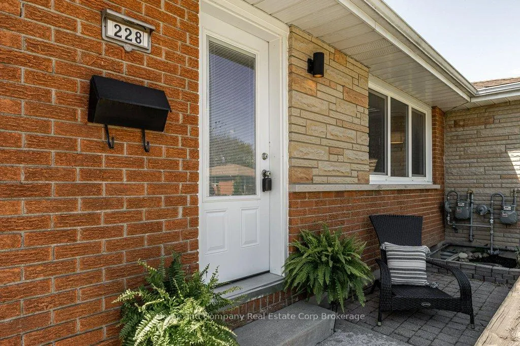 Photo 2 of 228 Redford Crescent, Stratford — HOMEH