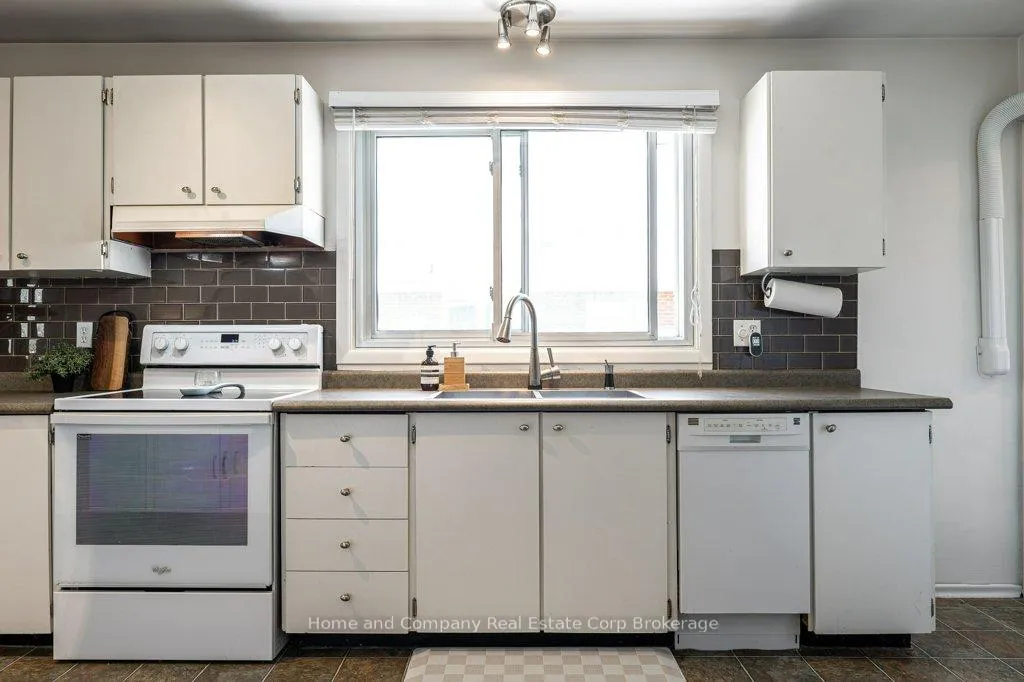 Photo 7 of 228 Redford Crescent, Stratford — HOMEH