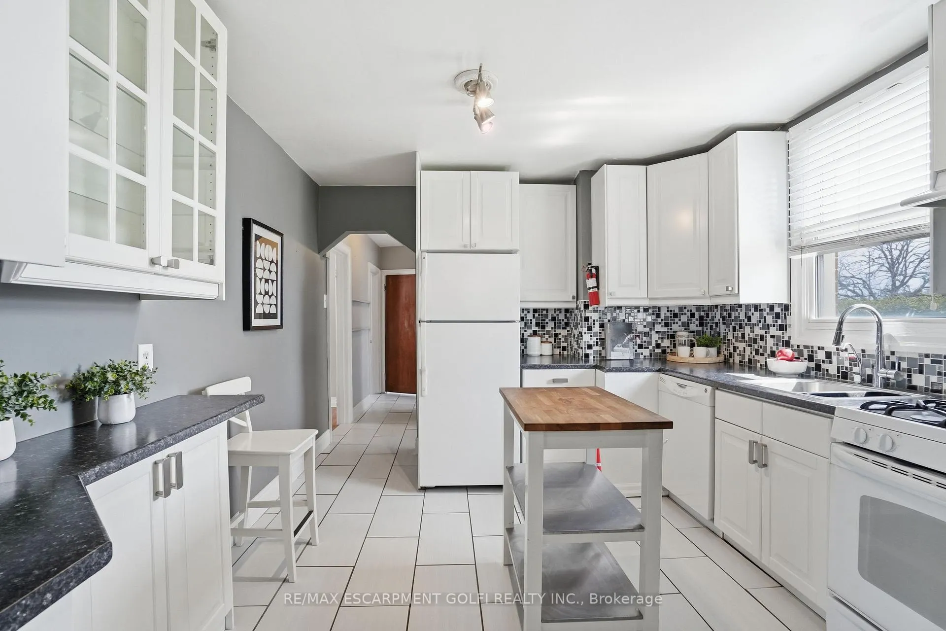 Photo 8 of 115 Empress Avenue, Hamilton, Centremount — HOMEH