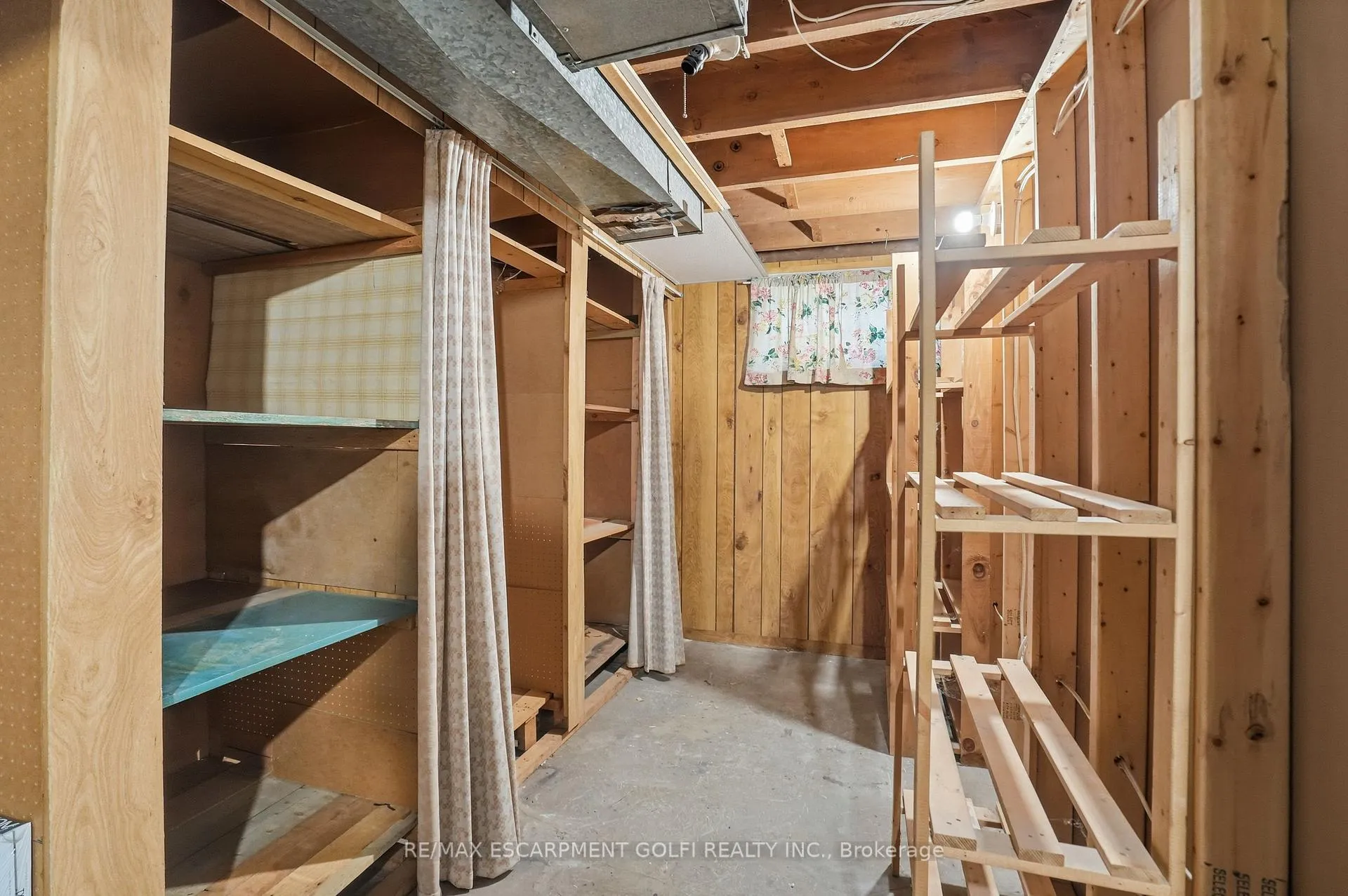 Photo 24 of 115 Empress Avenue, Hamilton, Centremount — HOMEH