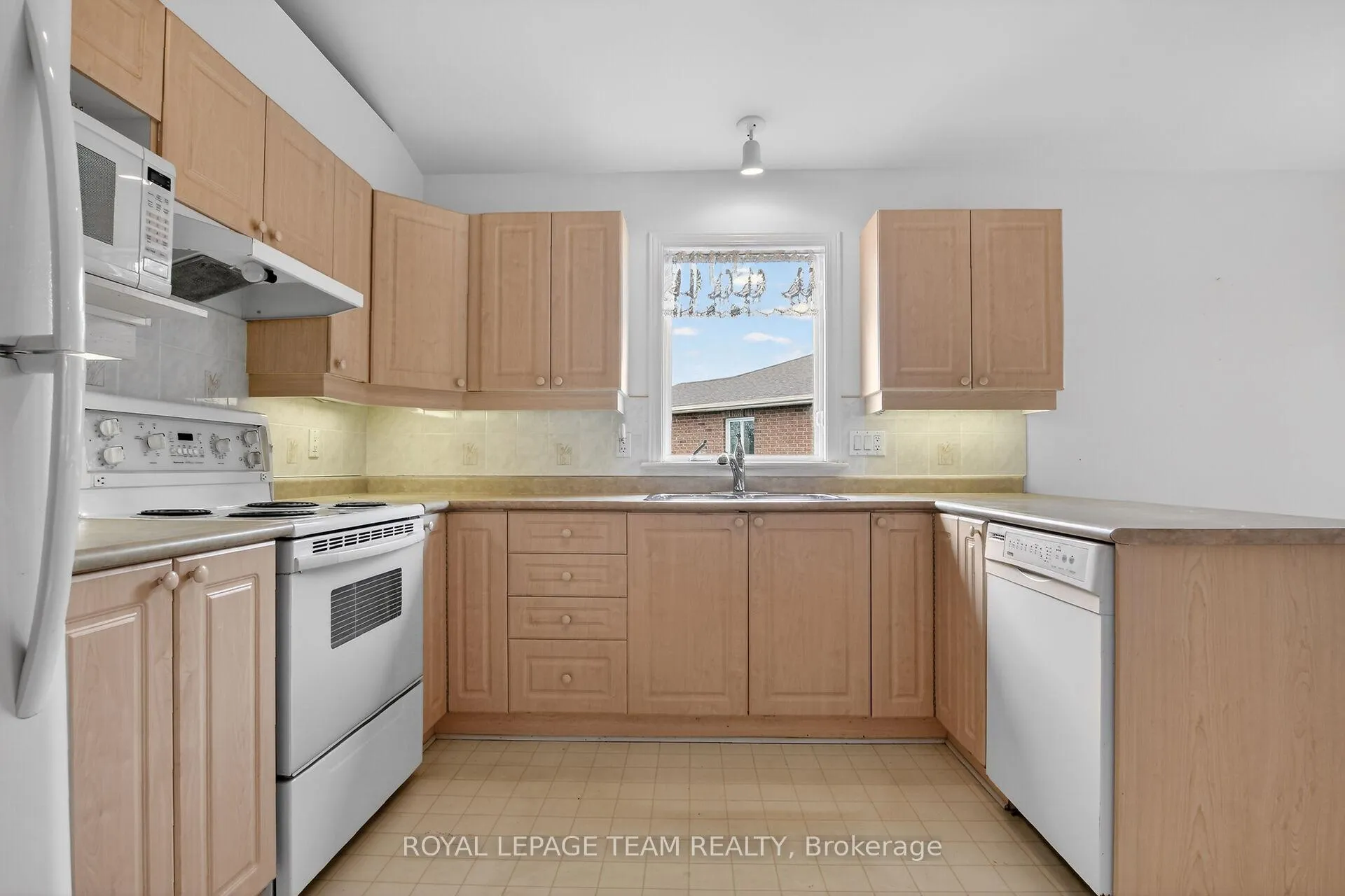 Photo 4 of 78 Amberlakes Drive, Ottawa, Stittsville (Central) — HOMEH