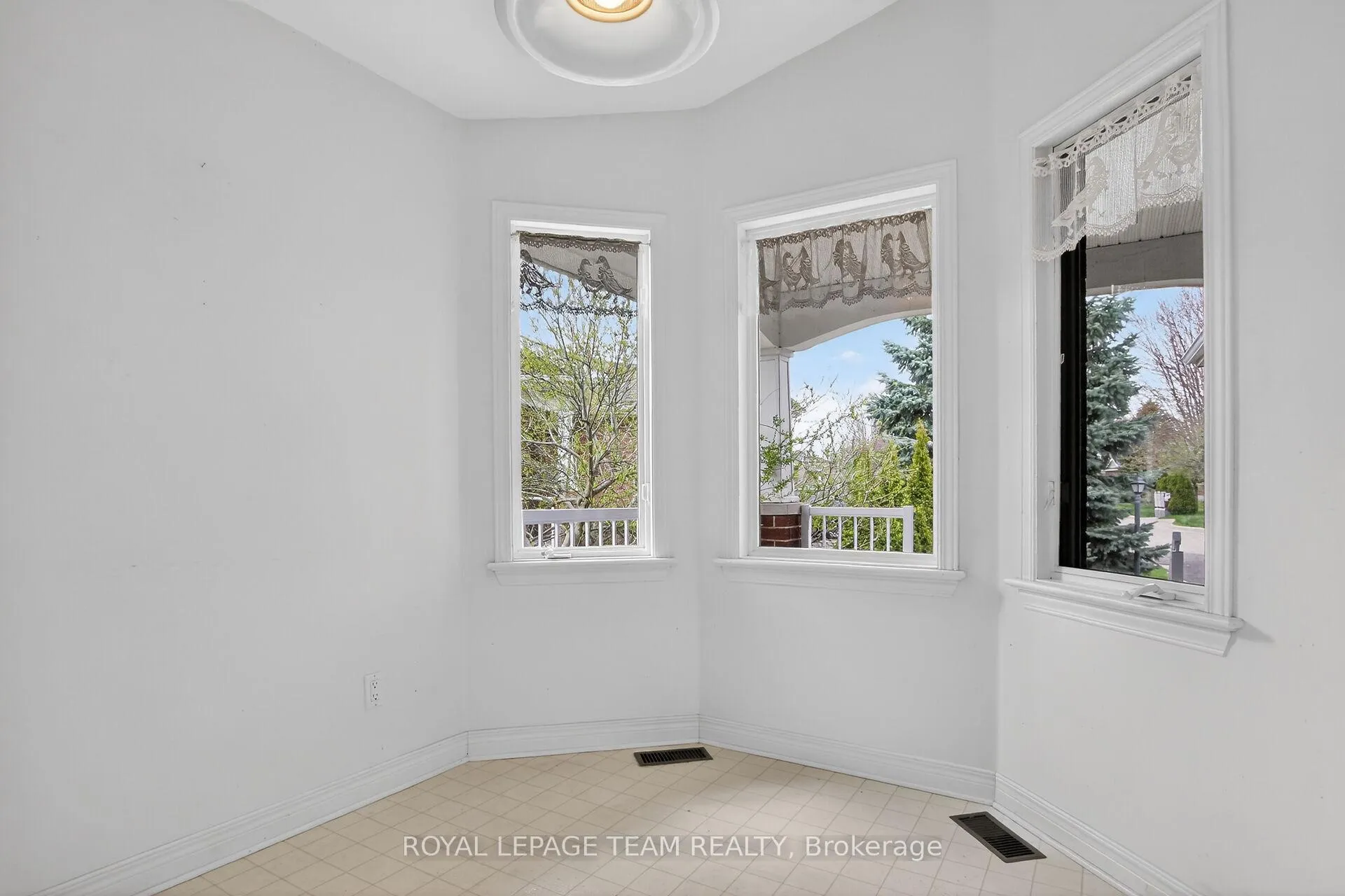 Photo 7 of 78 Amberlakes Drive, Ottawa, Stittsville (Central) — HOMEH