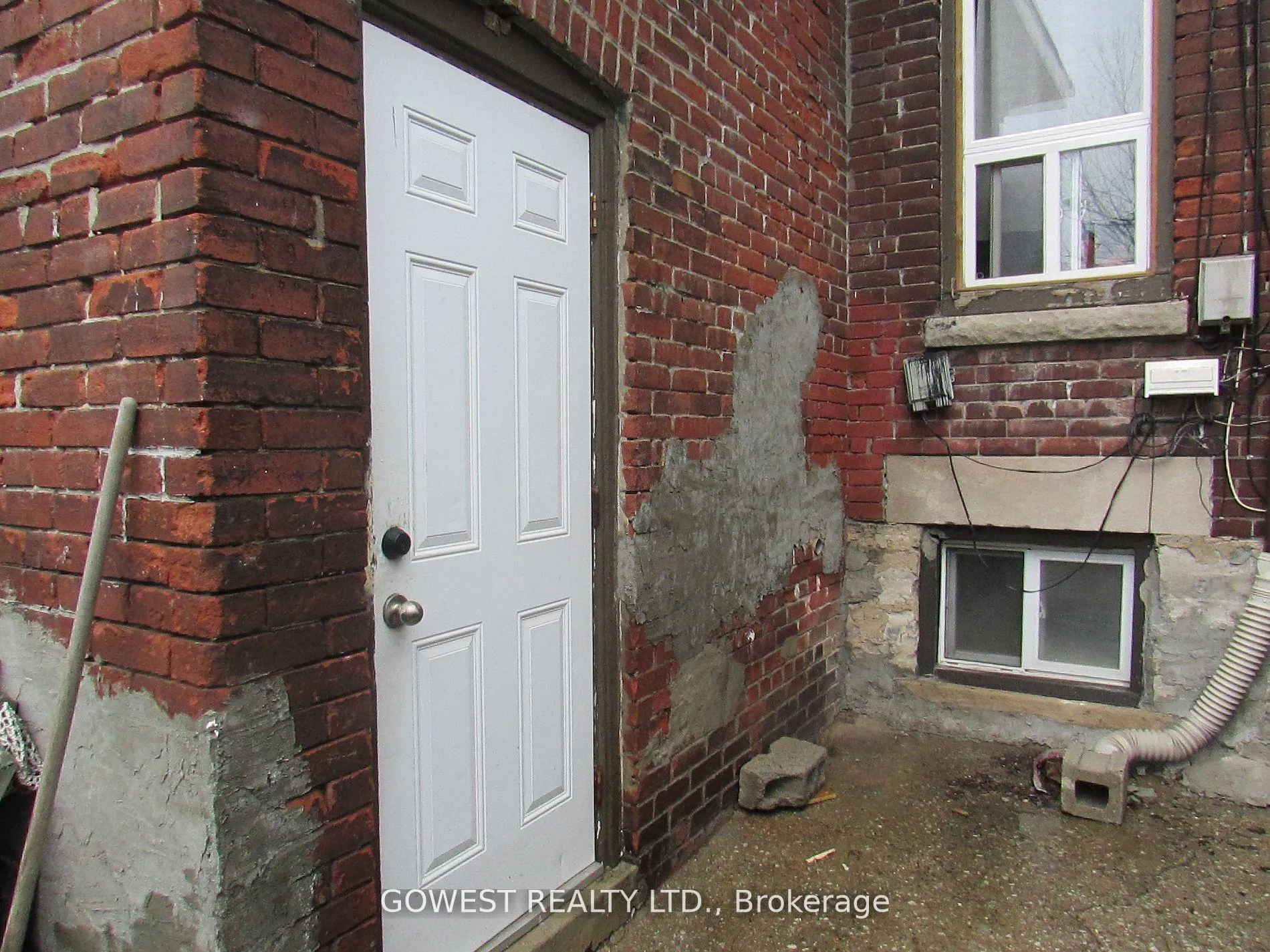 Front of Unit Bsmt, 2011 Dundas Street W