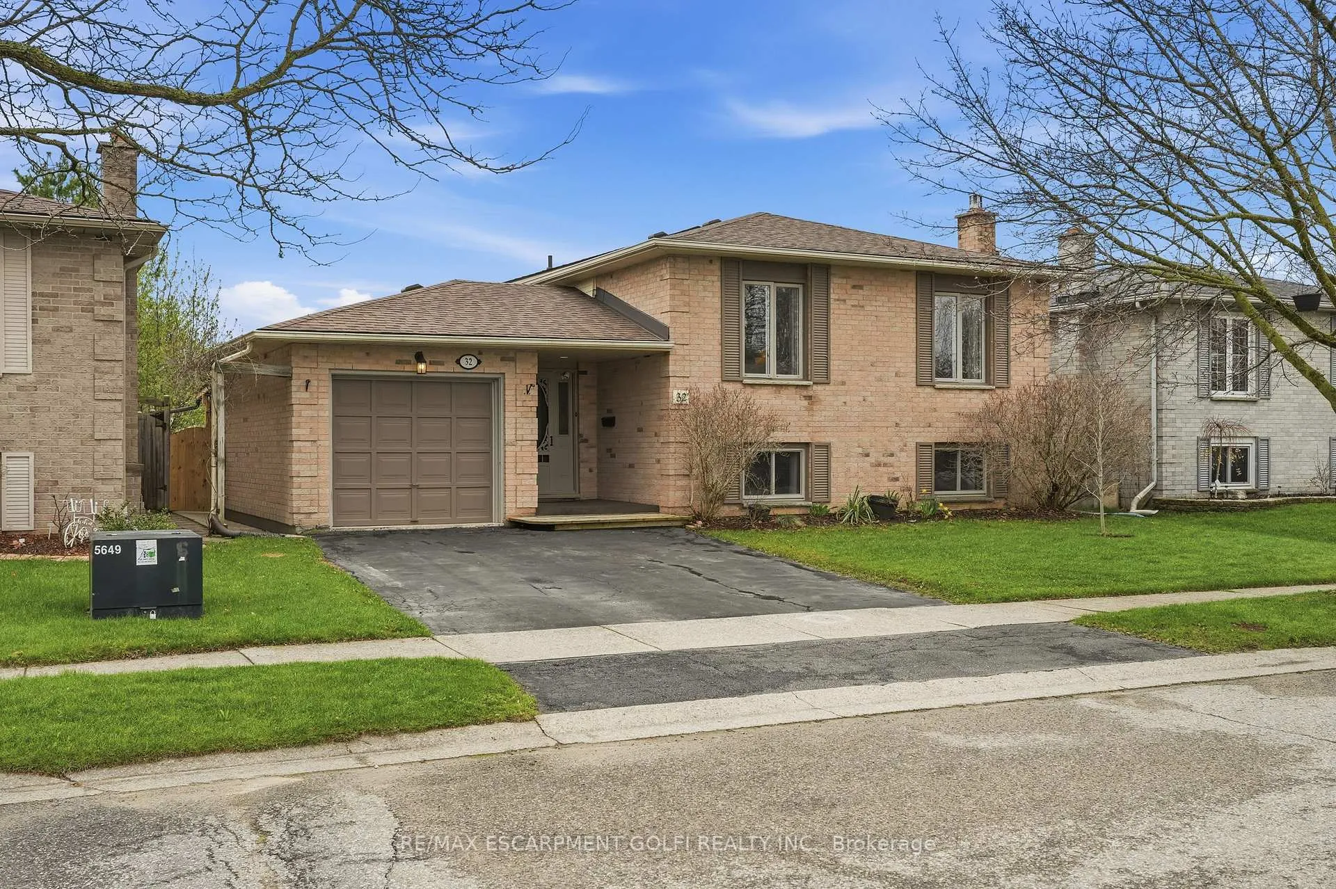 Photo 2 of 32 Hobart Crescent, Brantford — HOMEH