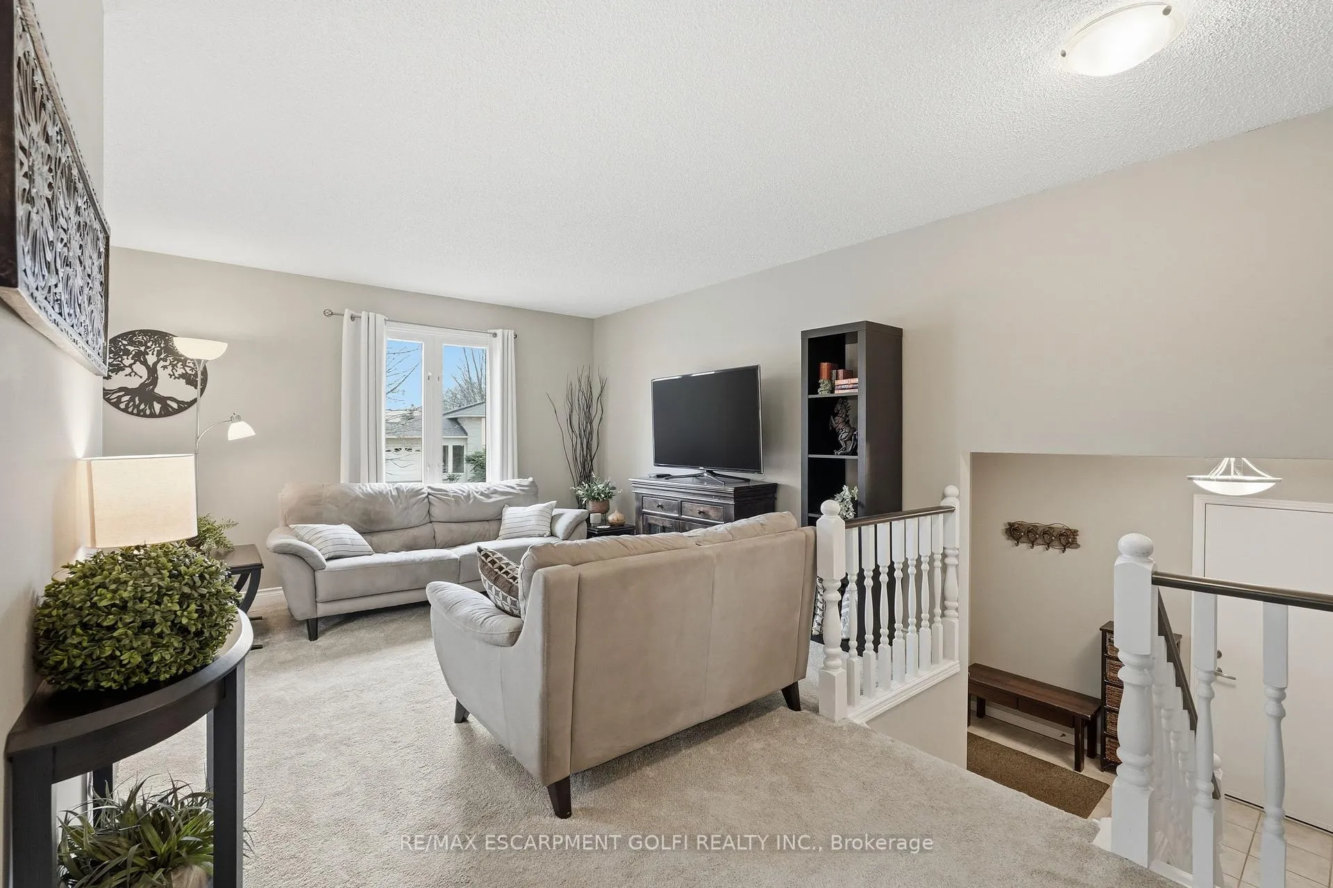 Photo 4 of 32 Hobart Crescent, Brantford — HOMEH