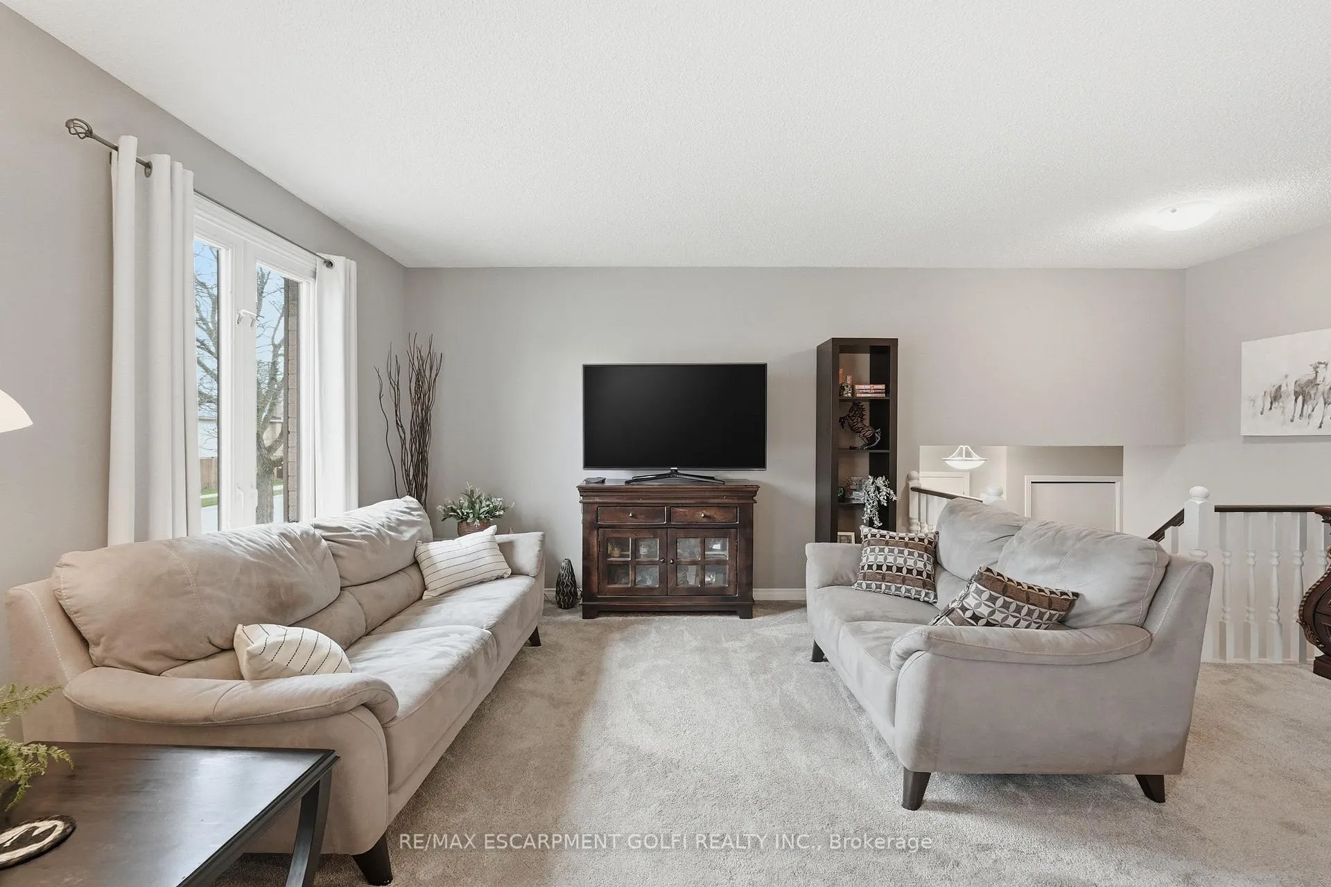 Photo 5 of 32 Hobart Crescent, Brantford — HOMEH