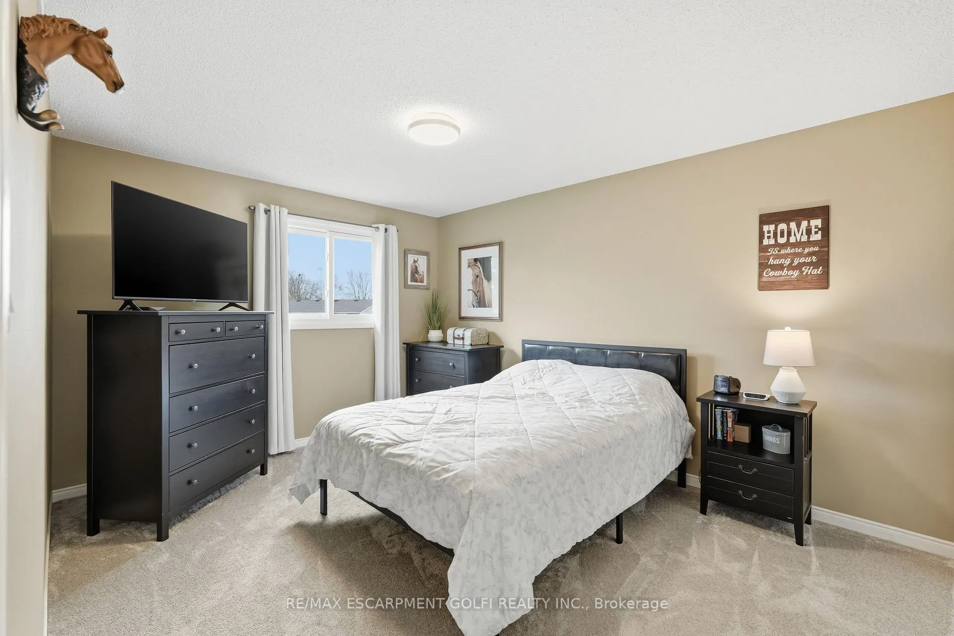 Photo 12 of 32 Hobart Crescent, Brantford — HOMEH