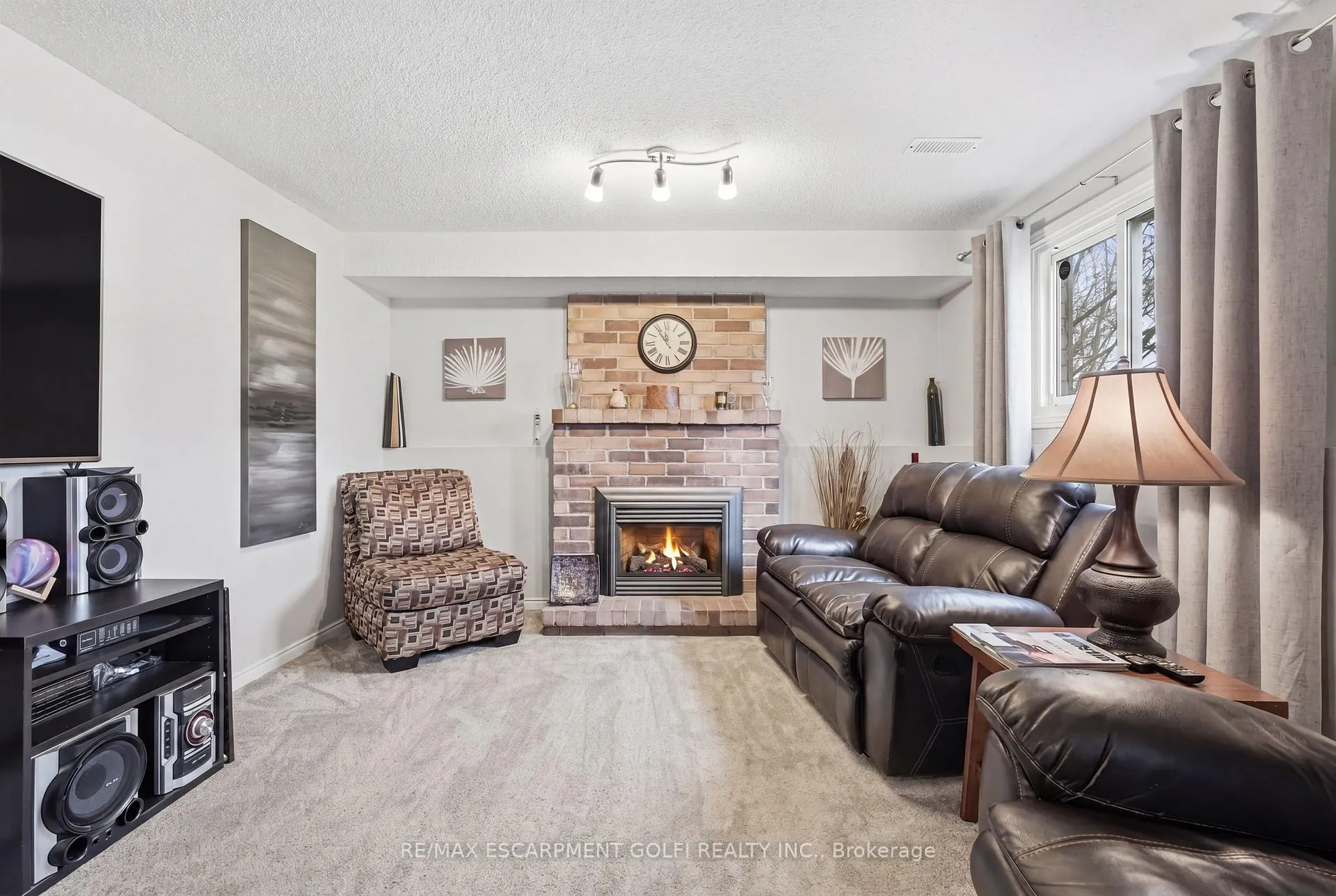 Photo 18 of 32 Hobart Crescent, Brantford — HOMEH
