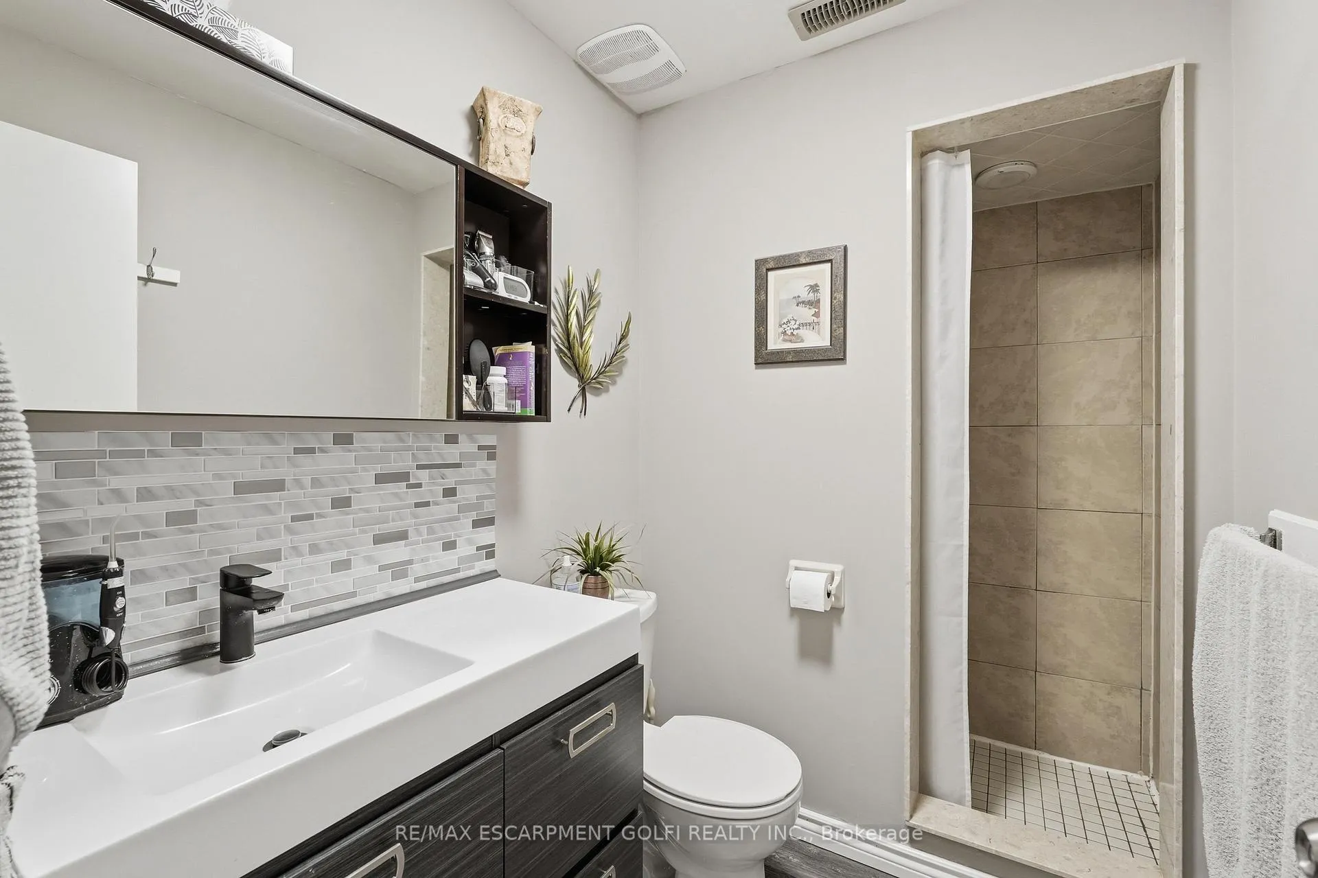 Photo 21 of 32 Hobart Crescent, Brantford — HOMEH