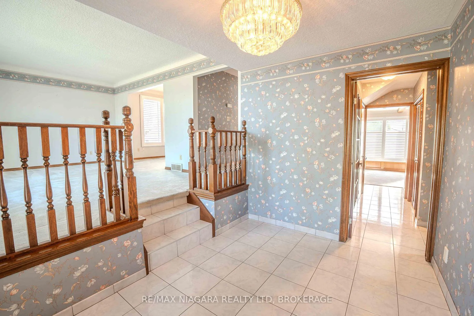 Photo 3 of 28 Tanera Crescent, St. Catharines, Carlton/Bunting — HOMEH