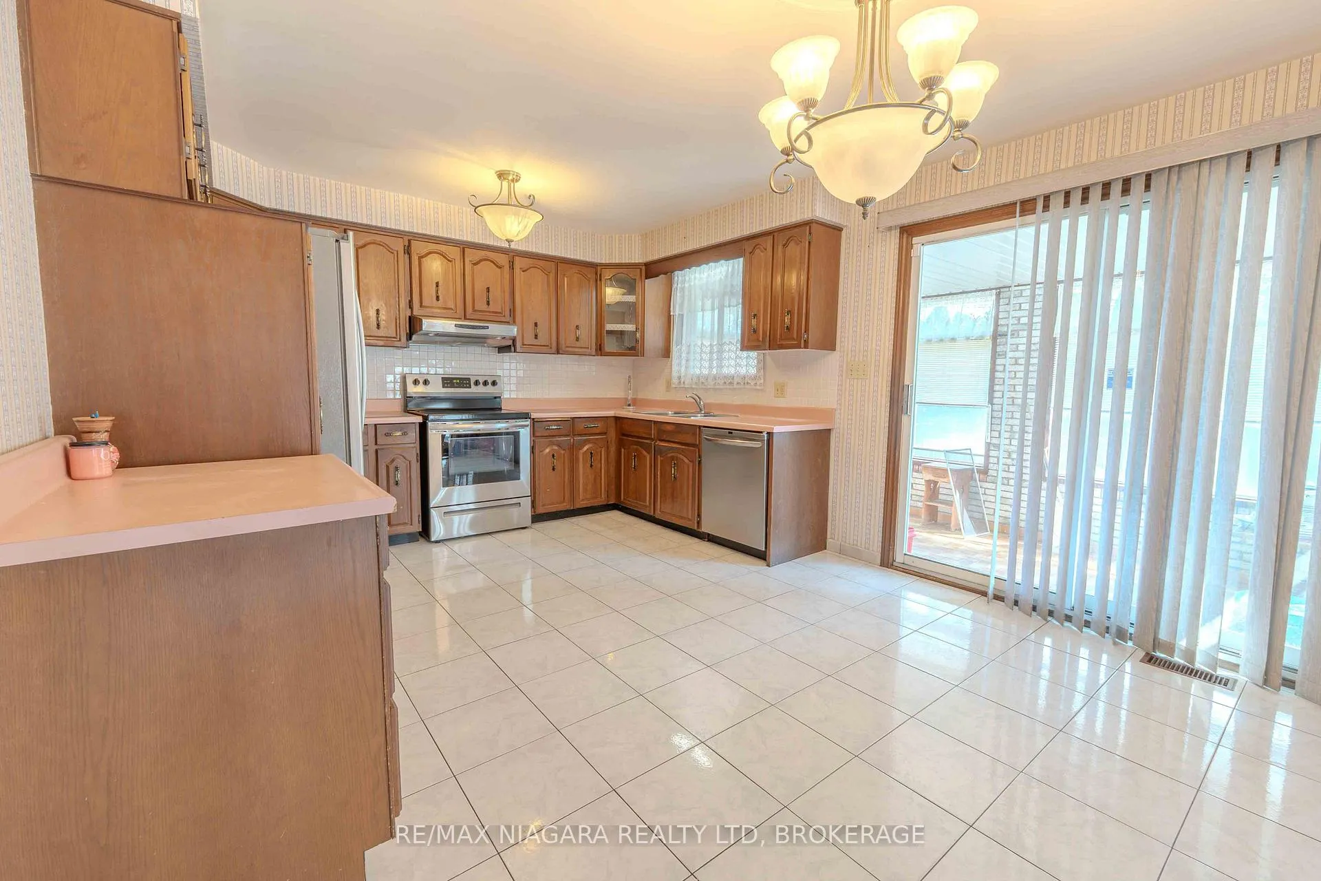 Photo 11 of 28 Tanera Crescent, St. Catharines, Carlton/Bunting — HOMEH