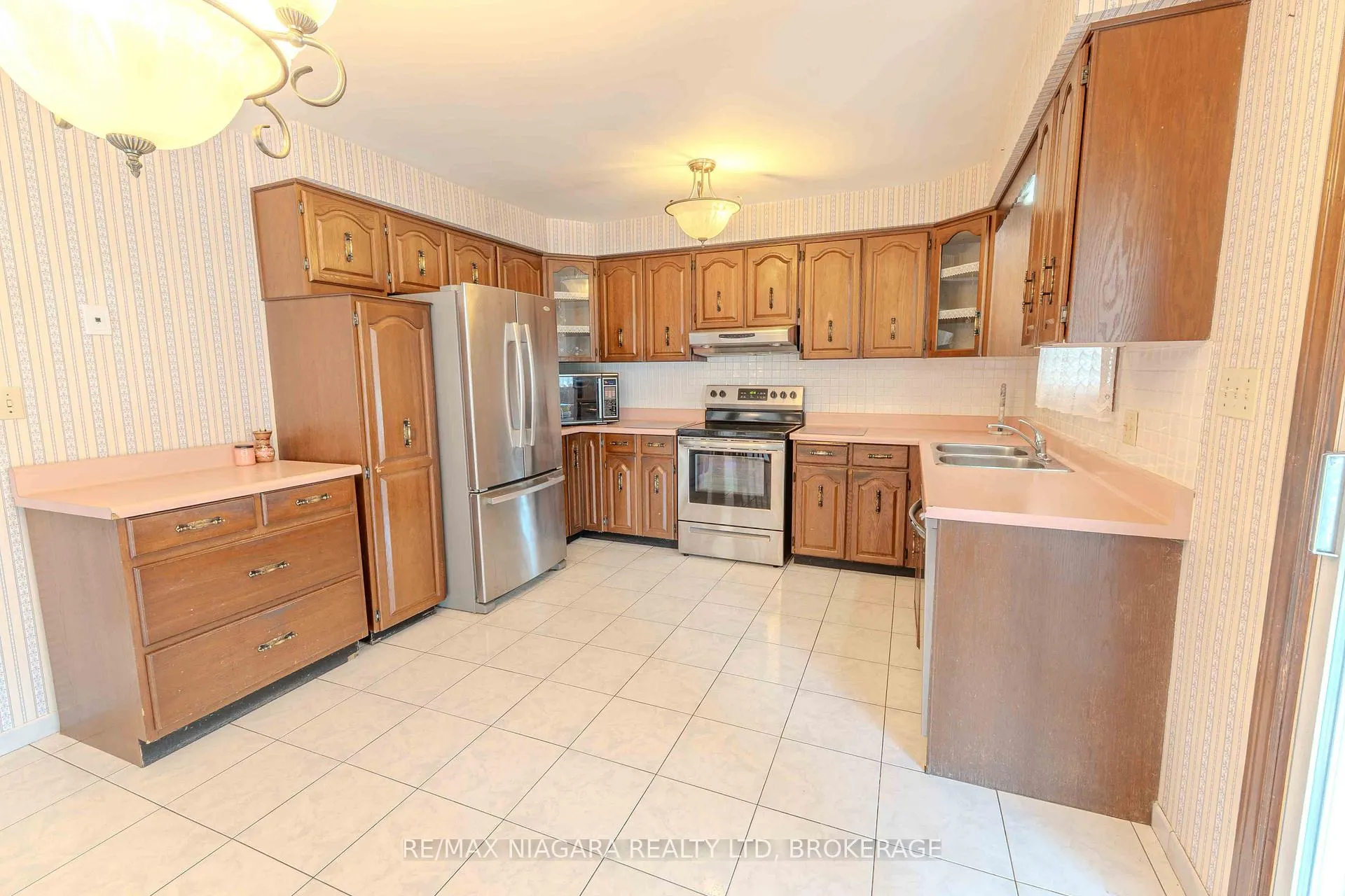 Photo 12 of 28 Tanera Crescent, St. Catharines, Carlton/Bunting — HOMEH