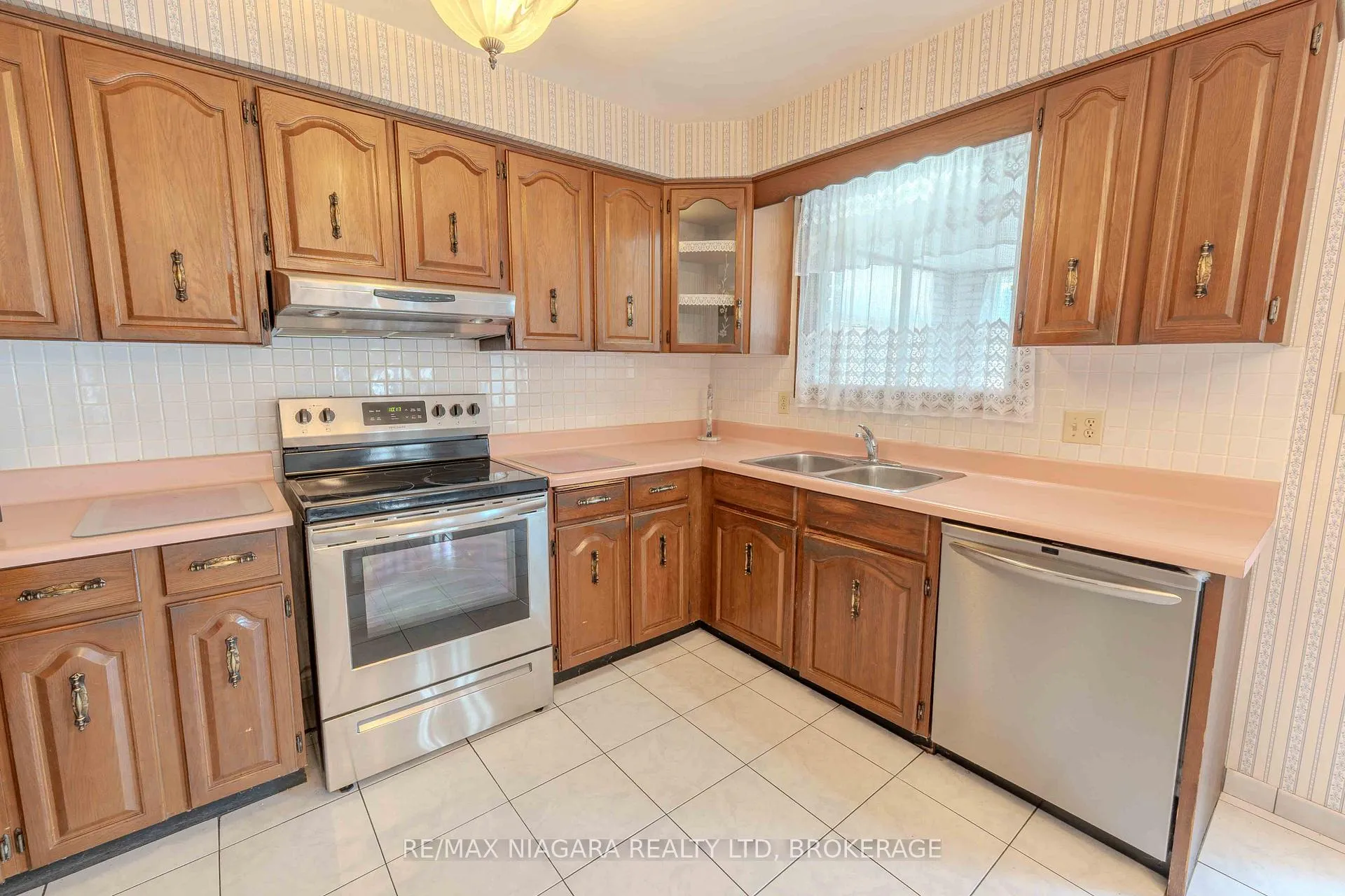 Photo 13 of 28 Tanera Crescent, St. Catharines, Carlton/Bunting — HOMEH