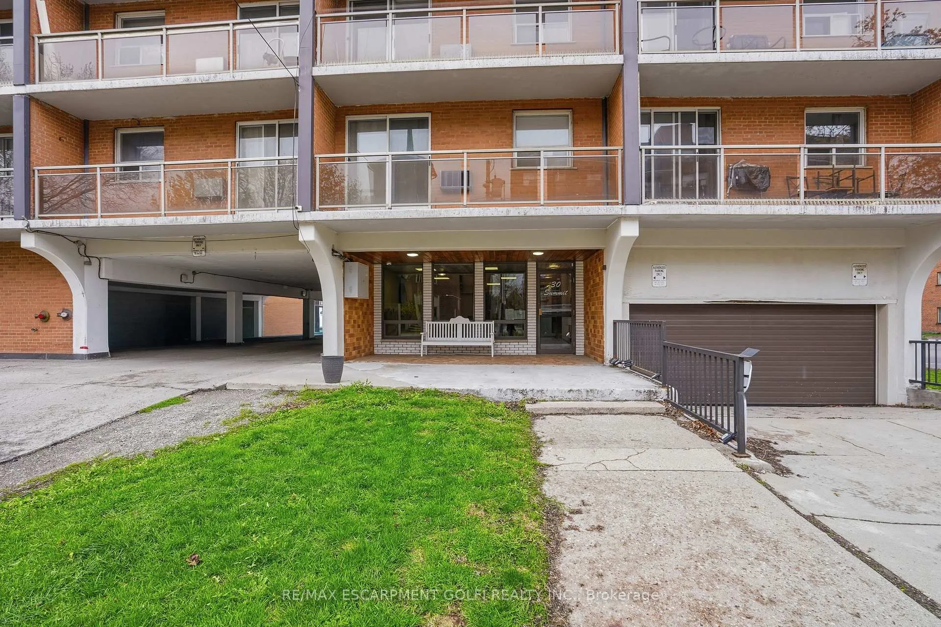 Photo 3 of Unit 303, 30 Summit Avenue, Hamilton, Eastmount — HOMEH