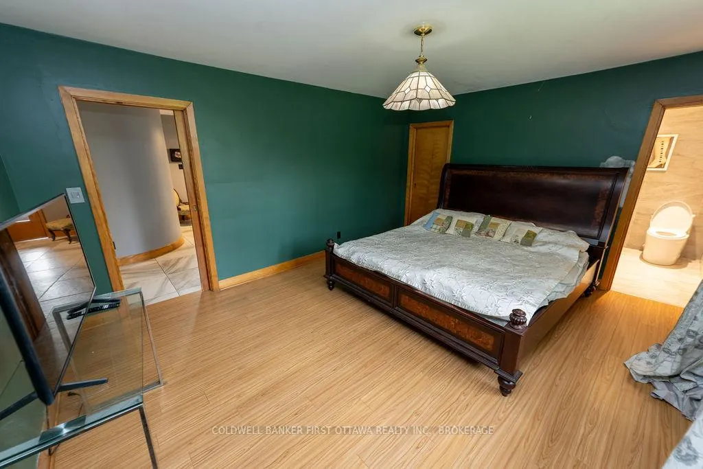 Photo 18 of 10 Brant Avenue, Kingston, East of Sir John A. Blvd — HOMEH