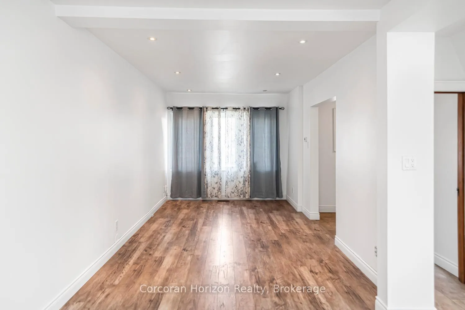 Photo 5 of 114 Weir Street N, Hamilton, Homeside — HOMEH