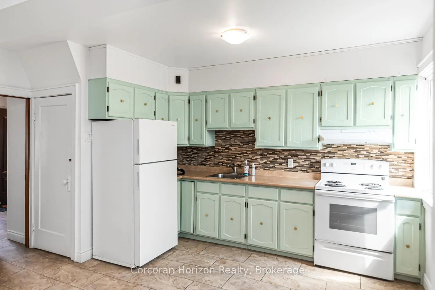 Photo 10 of 114 Weir Street N, Hamilton, Homeside — HOMEH
