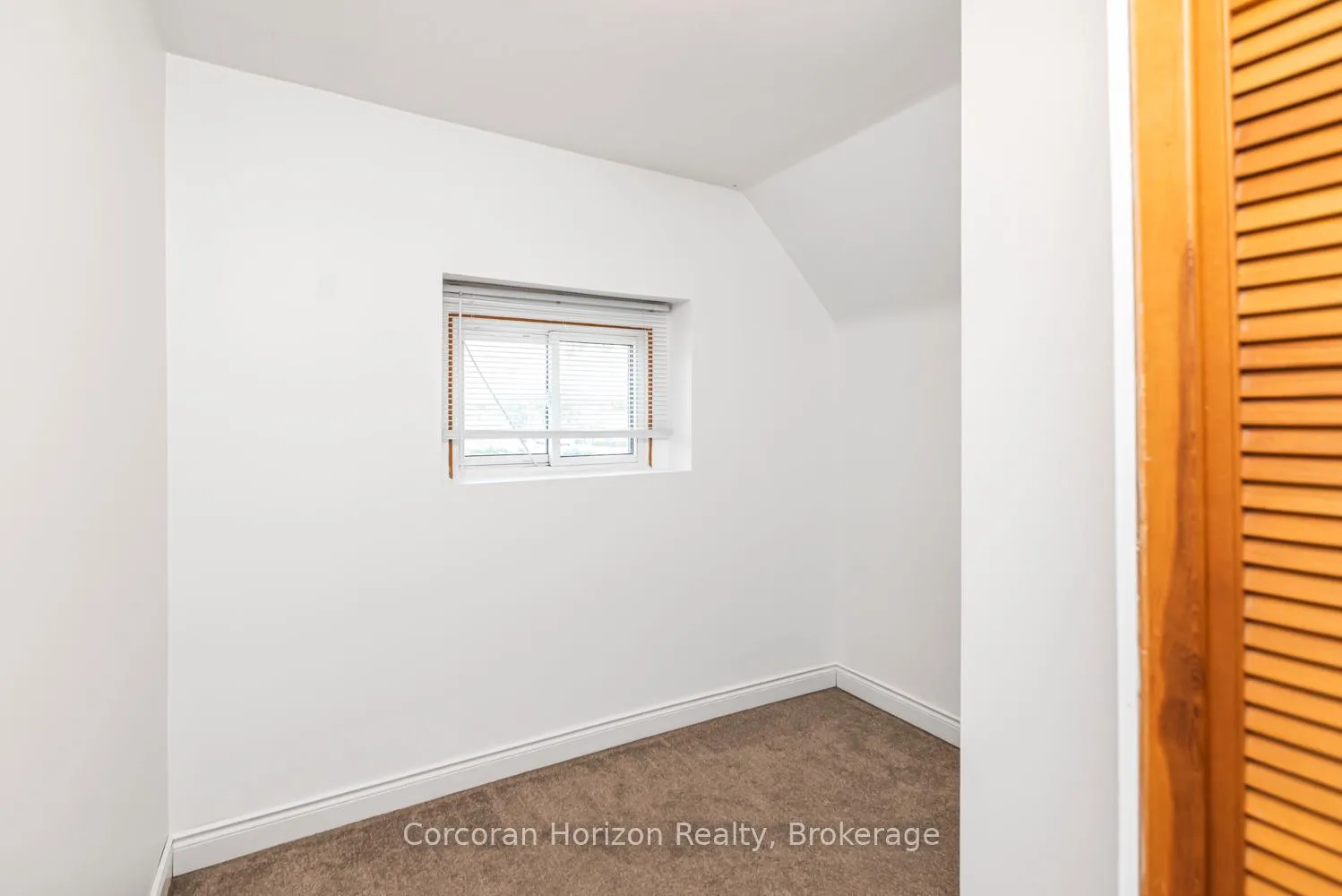 Photo 12 of 114 Weir Street N, Hamilton, Homeside — HOMEH