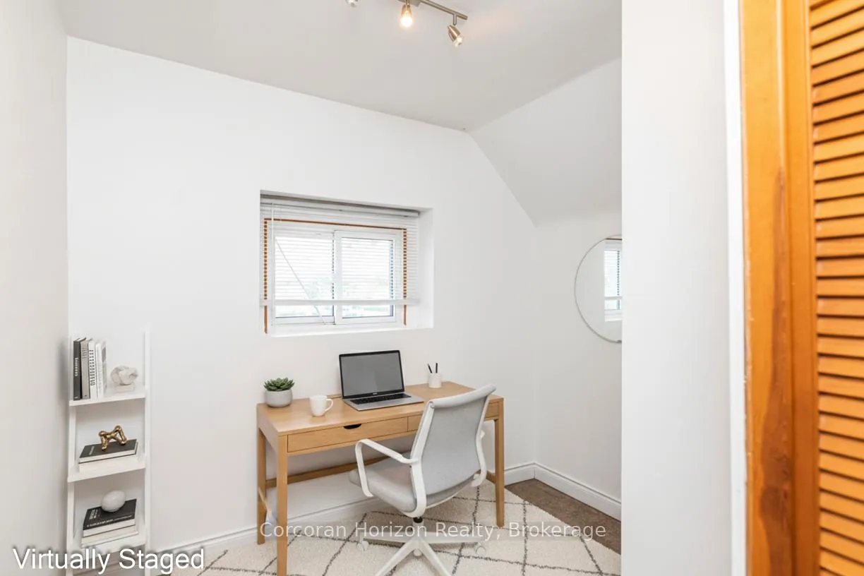 Photo 13 of 114 Weir Street N, Hamilton, Homeside — HOMEH