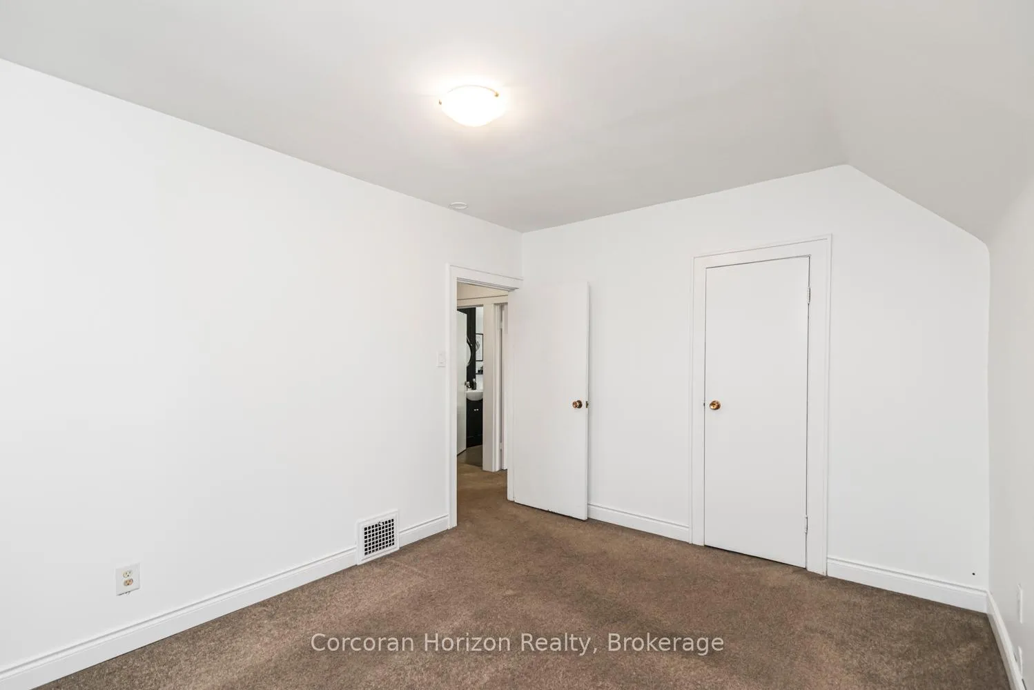 Photo 15 of 114 Weir Street N, Hamilton, Homeside — HOMEH
