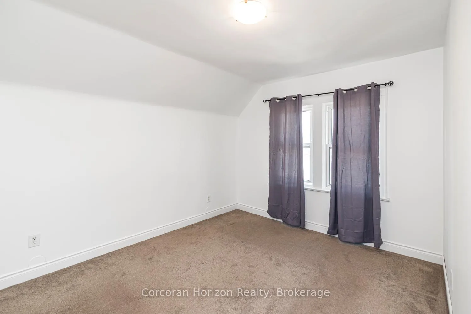 Photo 16 of 114 Weir Street N, Hamilton, Homeside — HOMEH