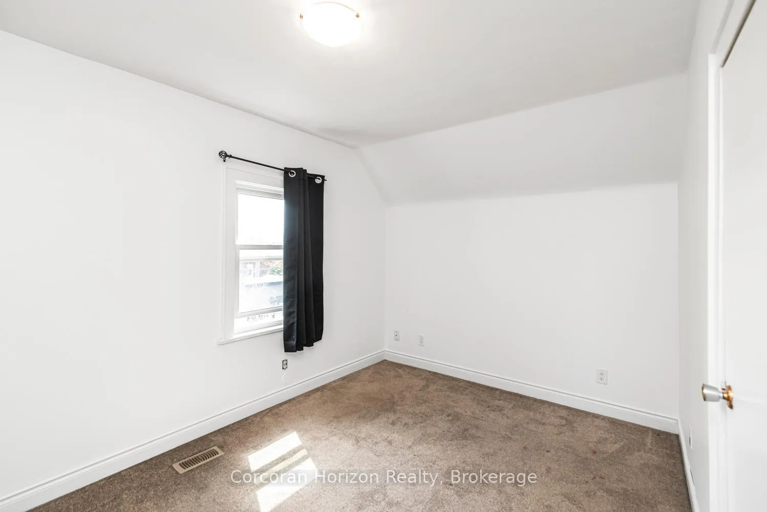 Photo 18 of 114 Weir Street N, Hamilton, Homeside — HOMEH
