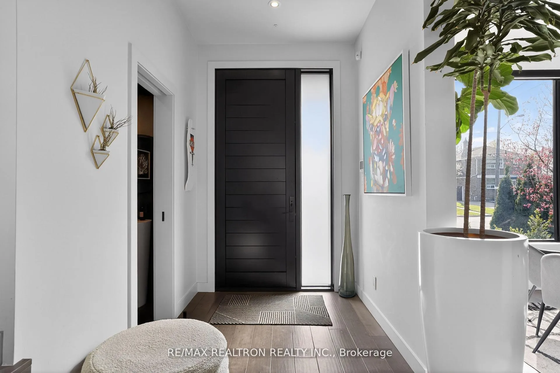 Photo 3 of 17 Lynnhaven Road, Toronto, Englemount-Lawrence — HOMEH