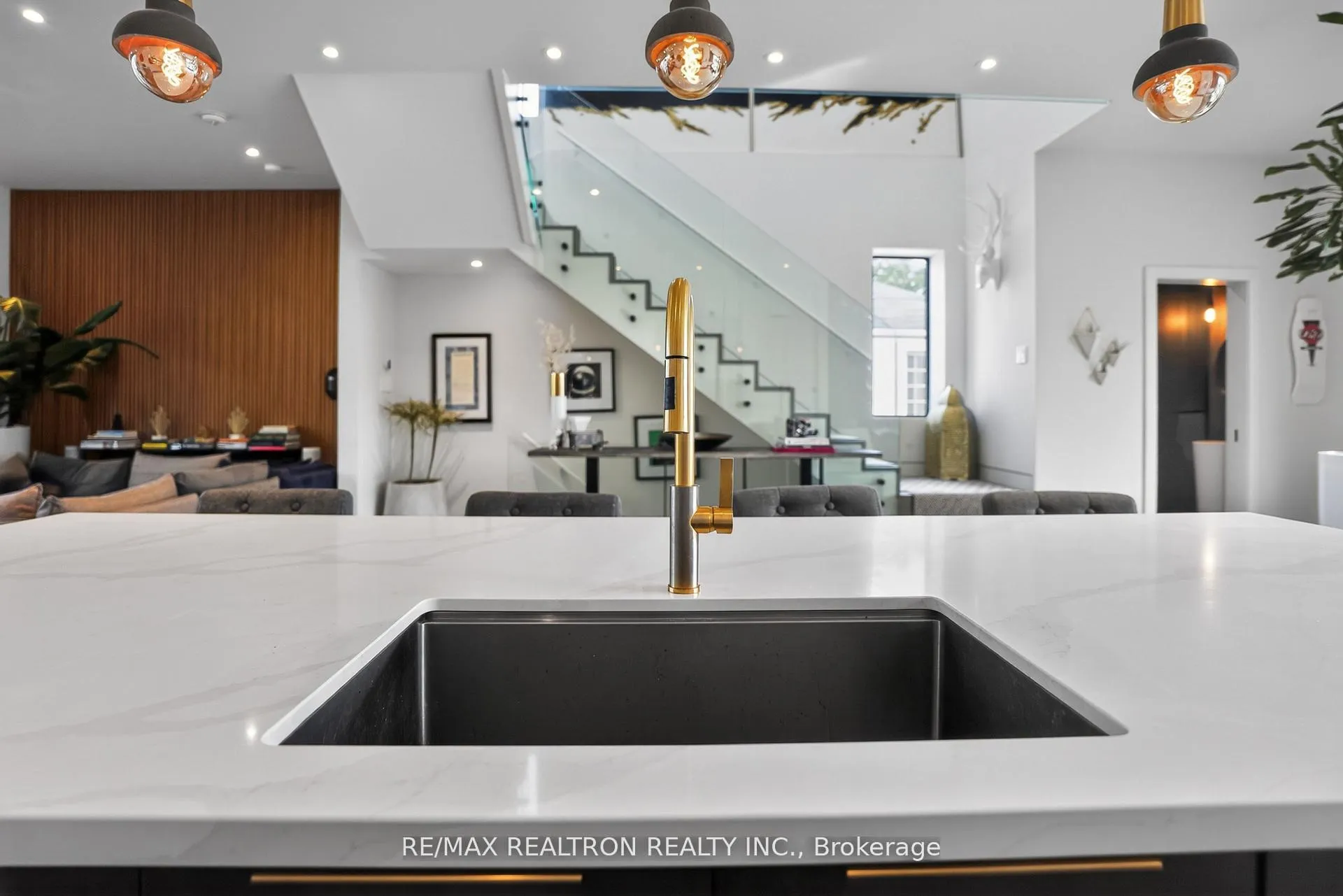 Photo 9 of 17 Lynnhaven Road, Toronto, Englemount-Lawrence — HOMEH