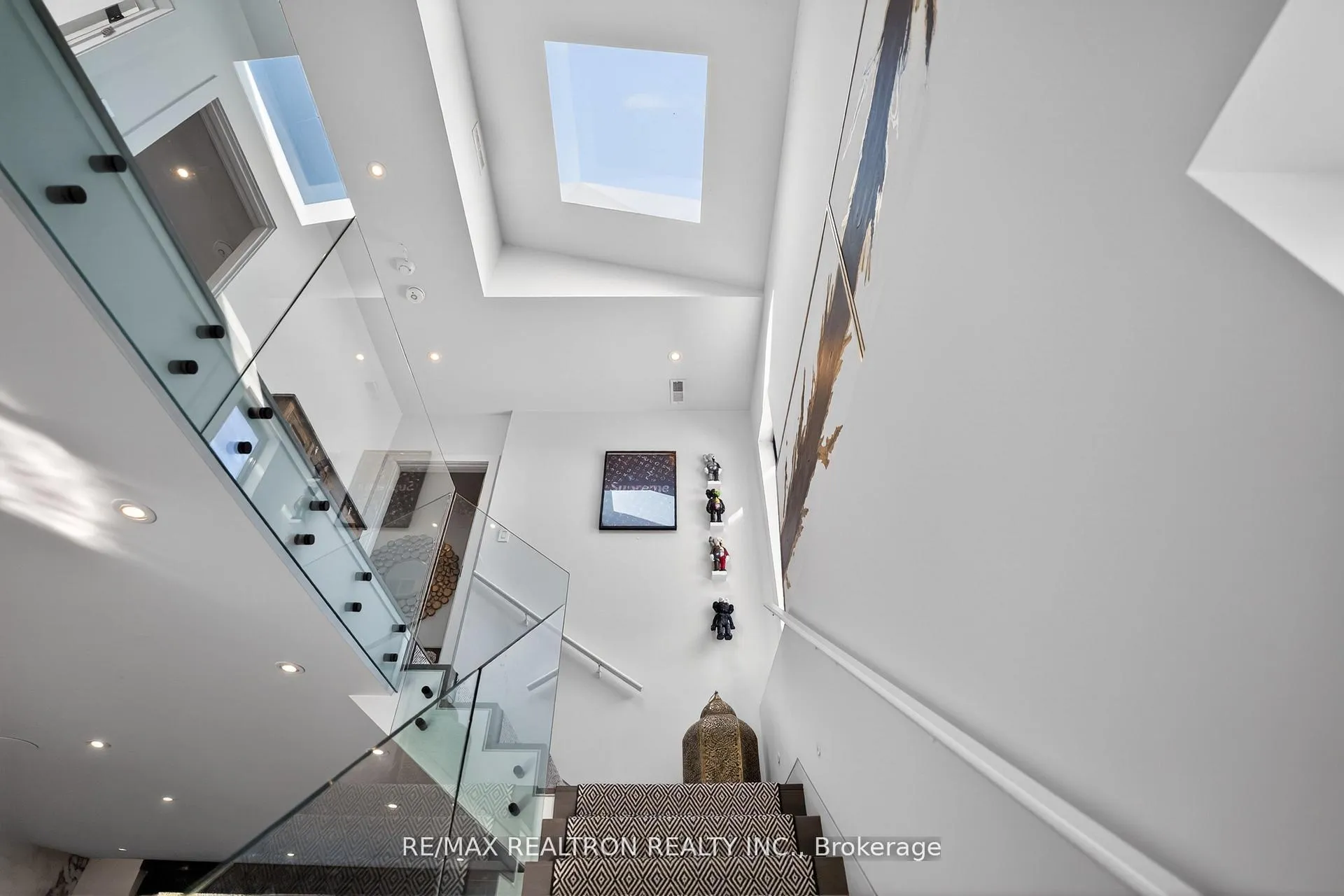 Photo 18 of 17 Lynnhaven Road, Toronto, Englemount-Lawrence — HOMEH