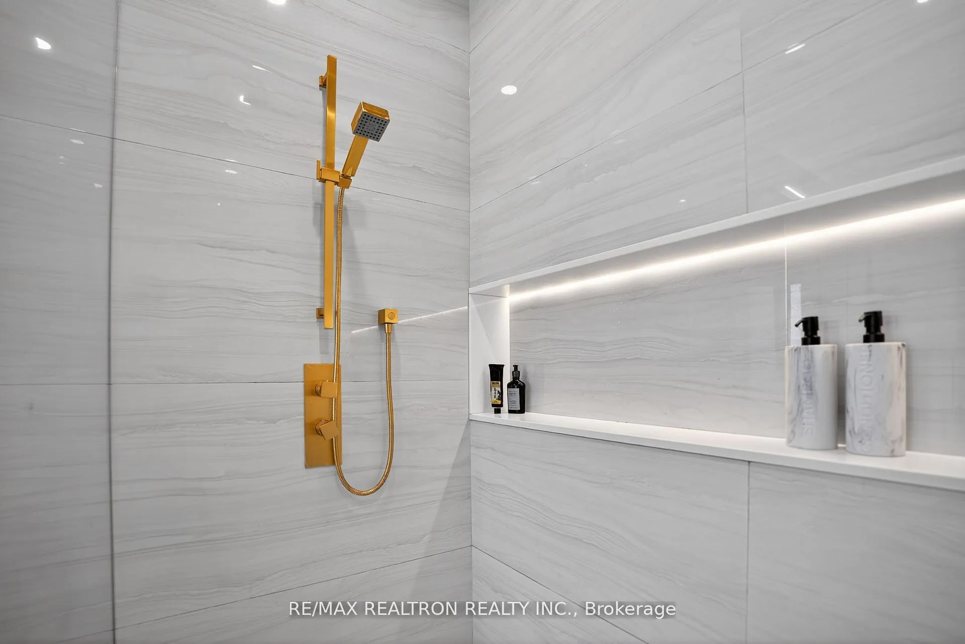 Photo 25 of 17 Lynnhaven Road, Toronto, Englemount-Lawrence — HOMEH