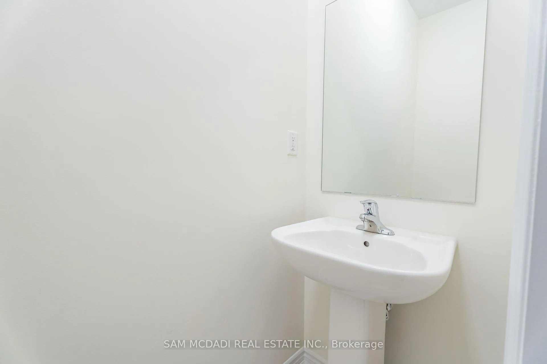 Photo 9 of 52 Fish Drive, Aurora, Bayview Northeast — HOMEH