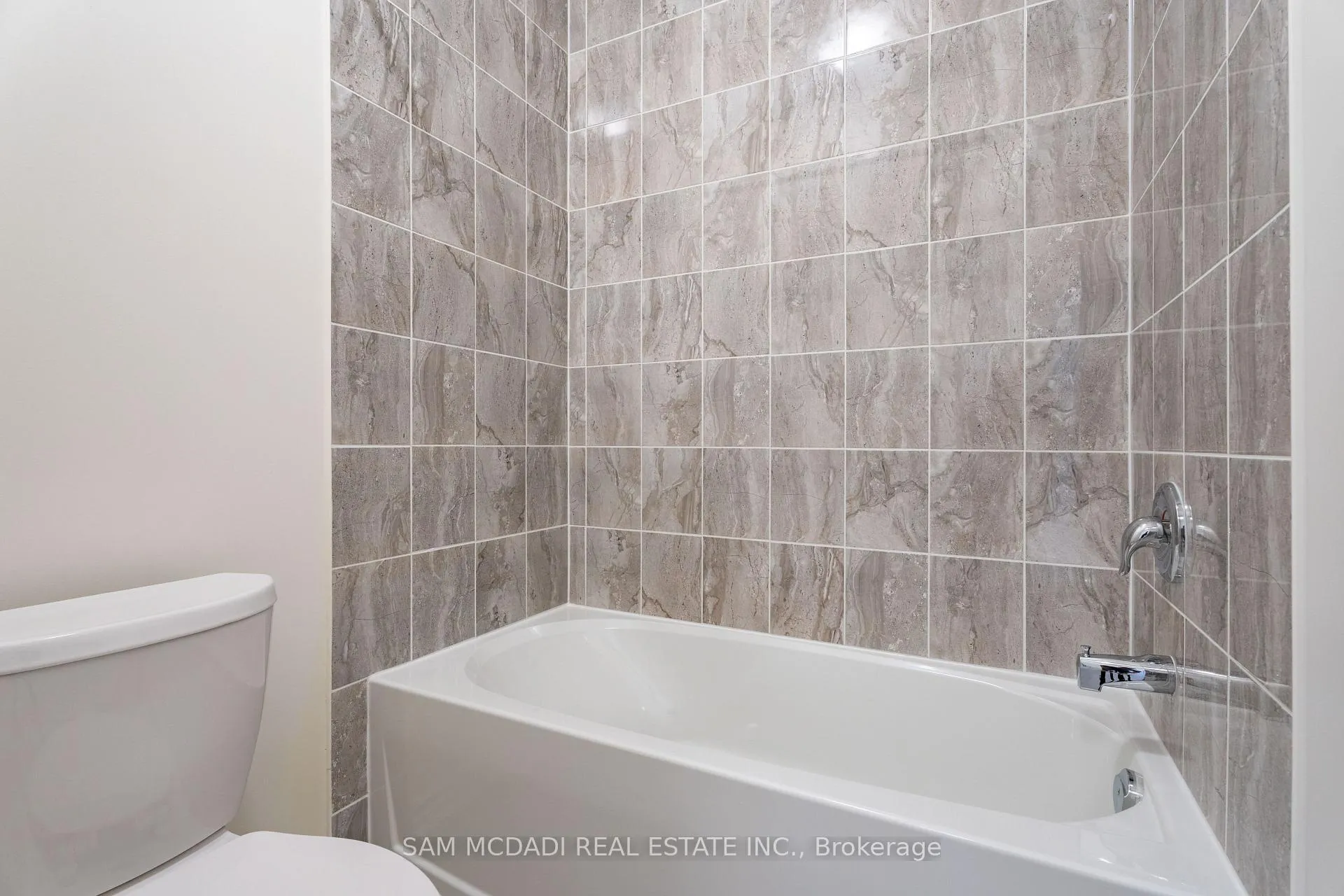 Photo 15 of 52 Fish Drive, Aurora, Bayview Northeast — HOMEH