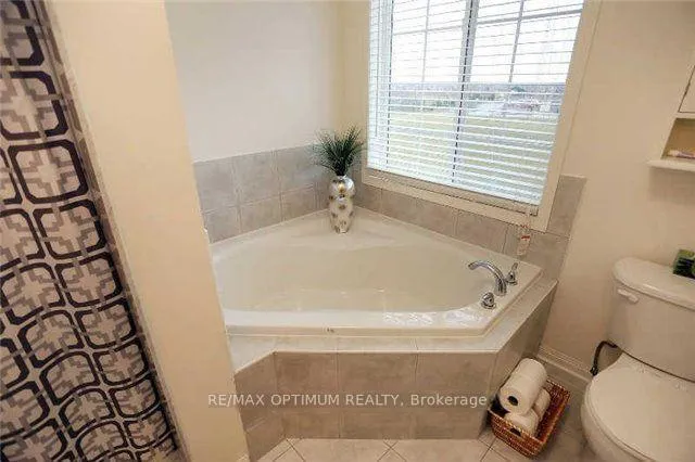 Photo 9 of 30 Pantano Place, Brampton, Credit Valley — HOMEH