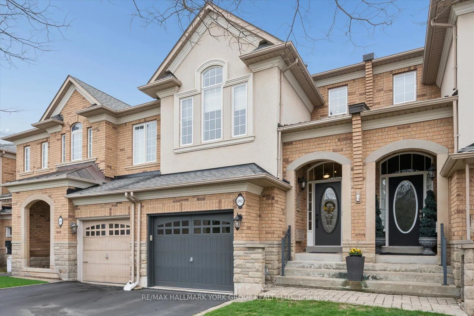 Photo 2 of 202 Duskywing Way, Oakville, Bronte — HOMEH