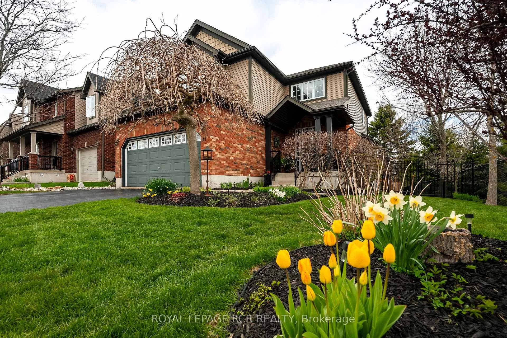 Photo 1 of 11 Sandringham Circle, Orangeville — HOMEH