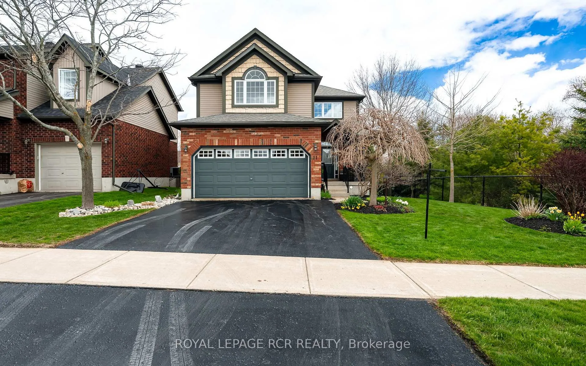 Photo 2 of 11 Sandringham Circle, Orangeville — HOMEH