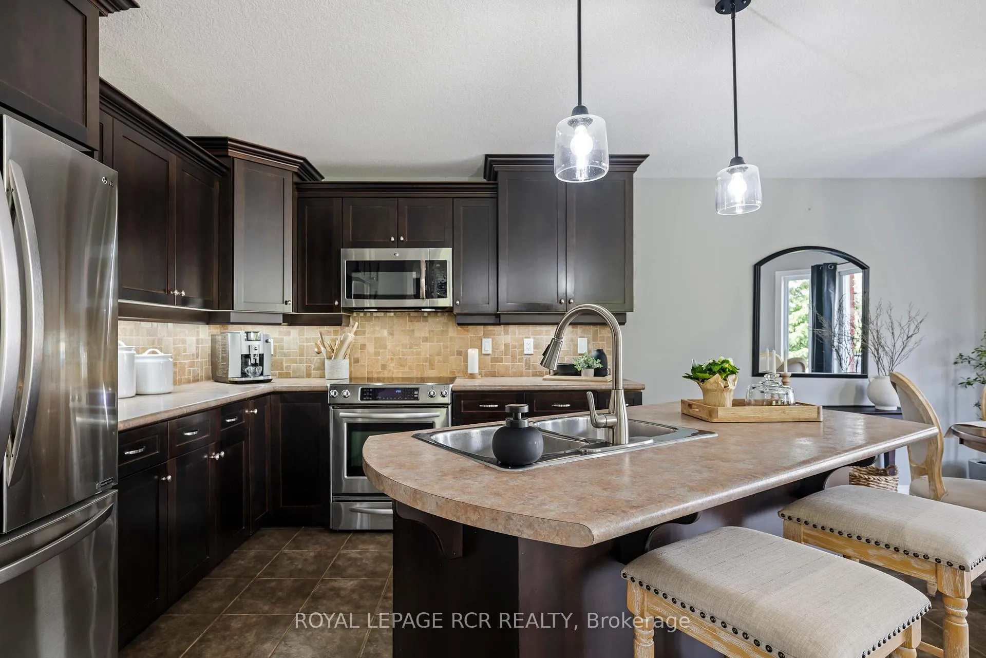Photo 7 of 11 Sandringham Circle, Orangeville — HOMEH