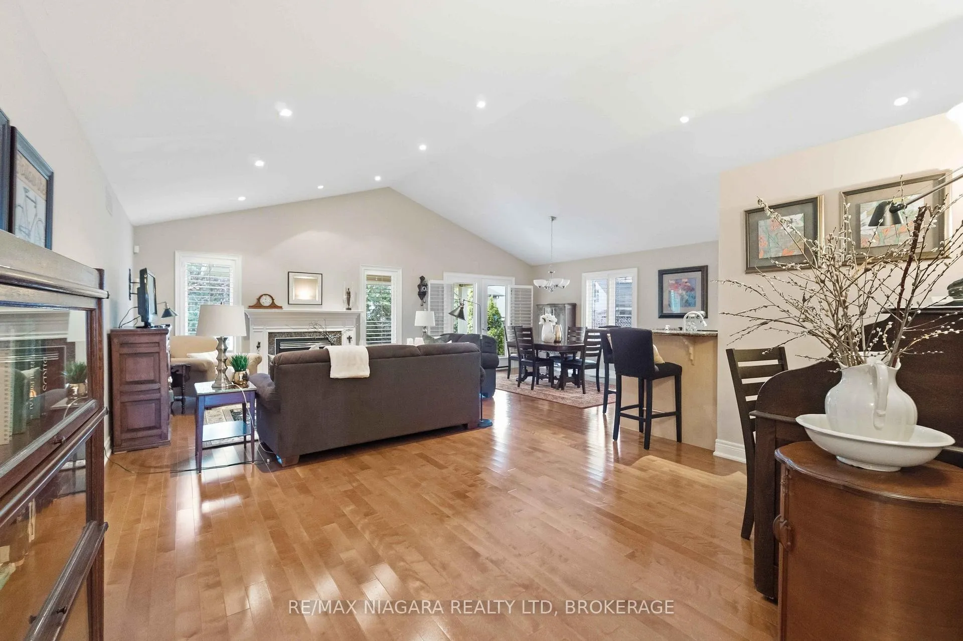 Photo 9 of 14 Nicholas Drive, St. Catharines, Rykert/Vansickle — HOMEH