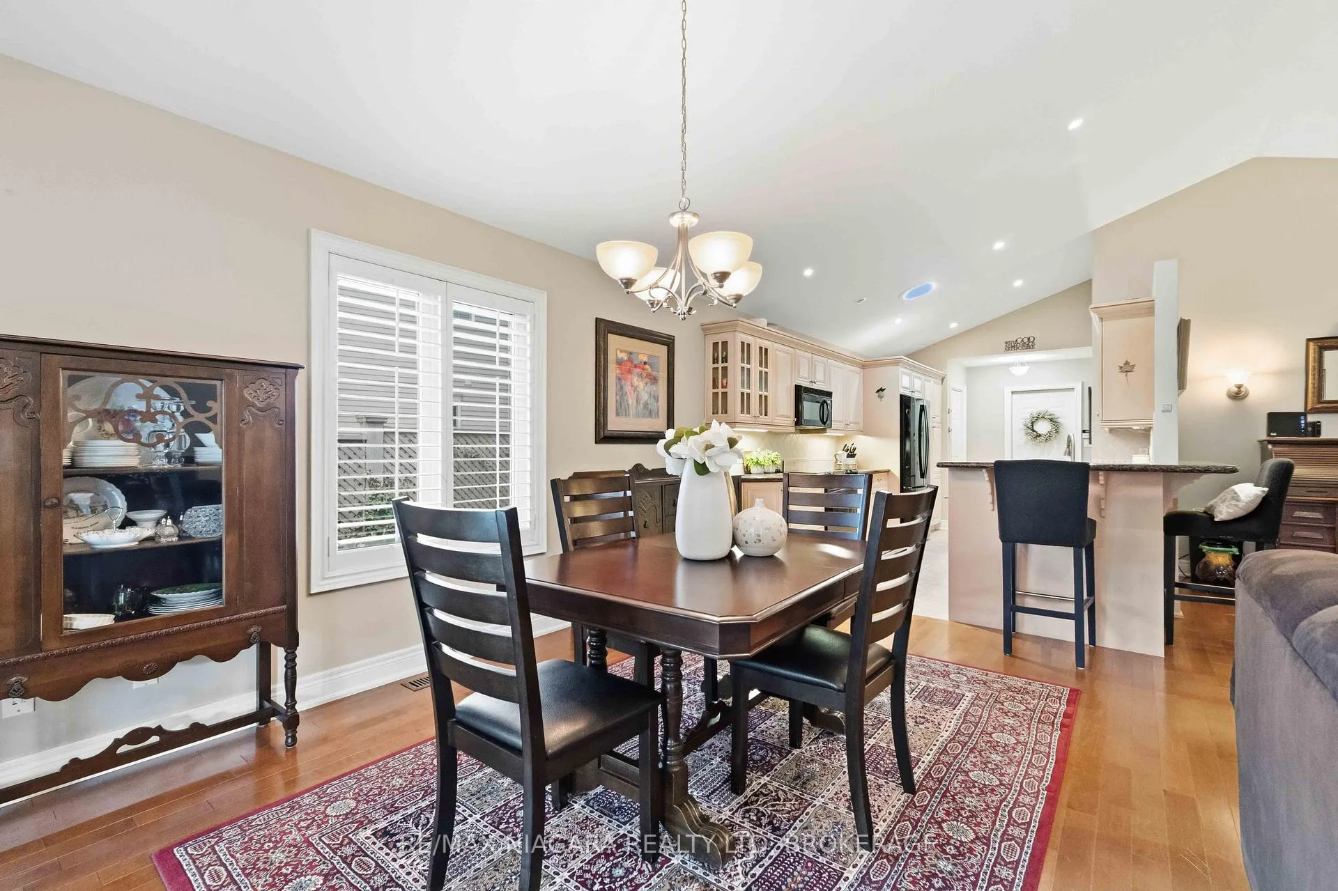 Photo 10 of 14 Nicholas Drive, St. Catharines, Rykert/Vansickle — HOMEH