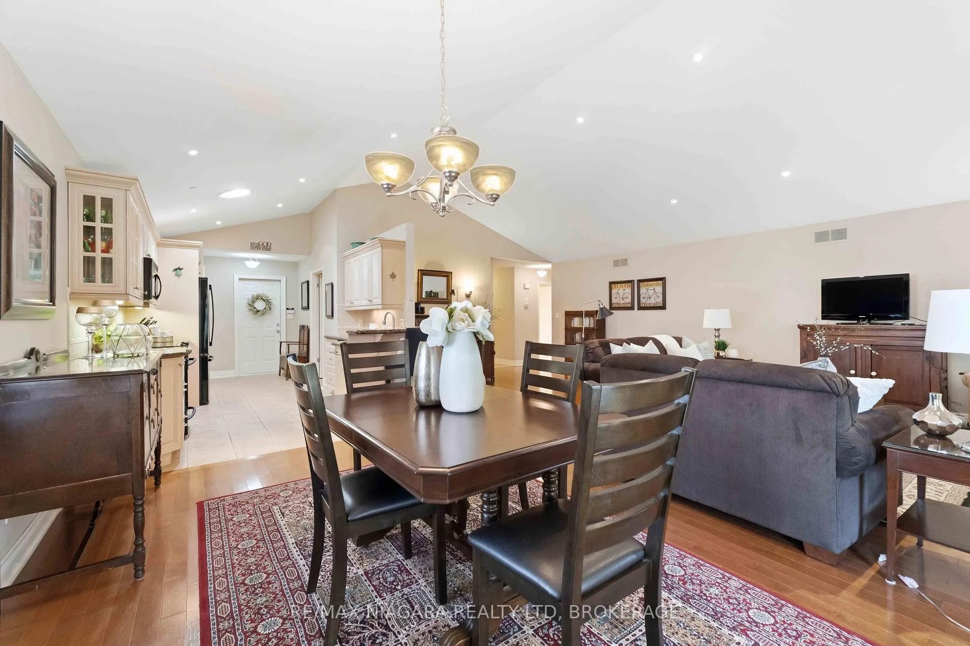Photo 12 of 14 Nicholas Drive, St. Catharines, Rykert/Vansickle — HOMEH