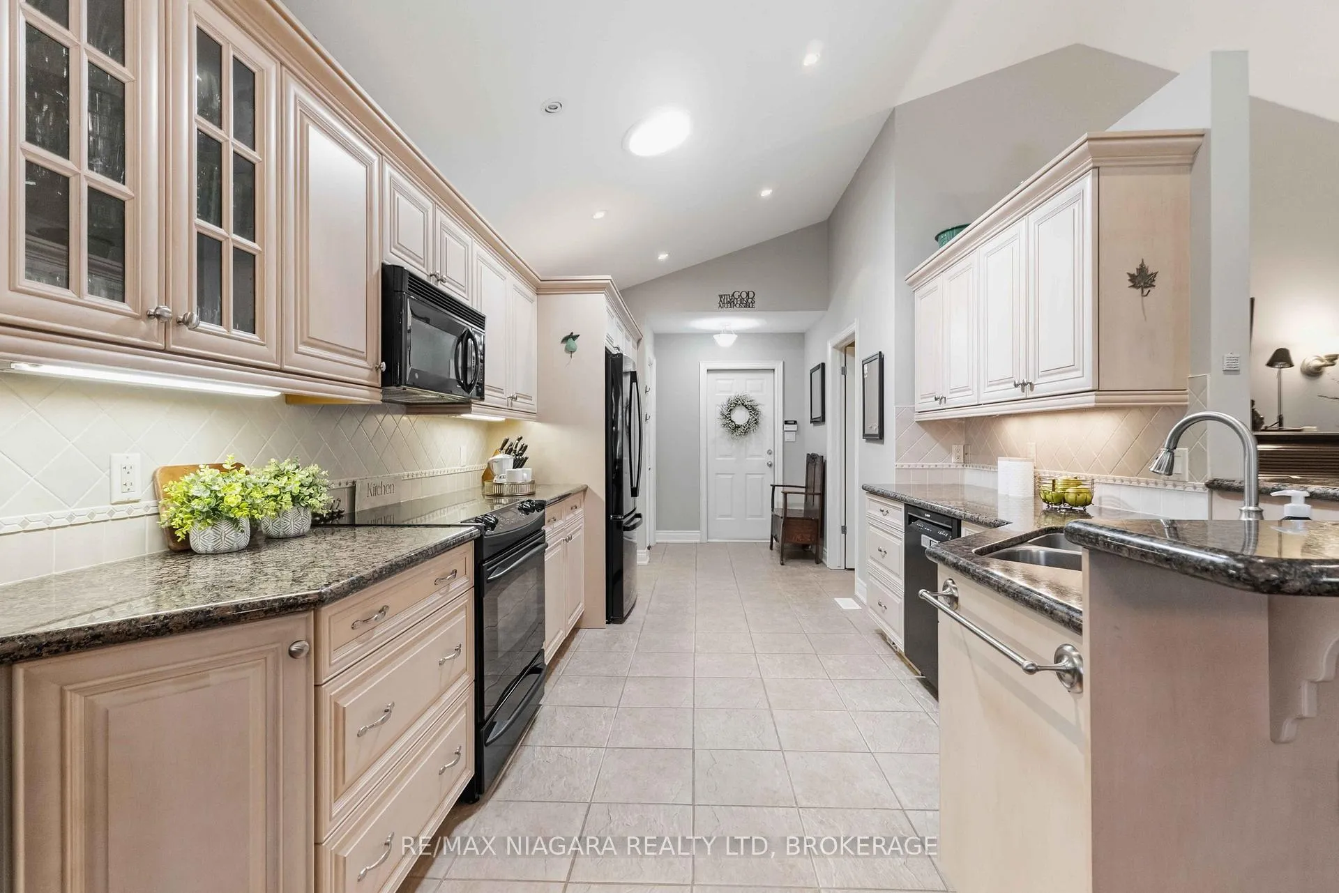 Photo 13 of 14 Nicholas Drive, St. Catharines, Rykert/Vansickle — HOMEH