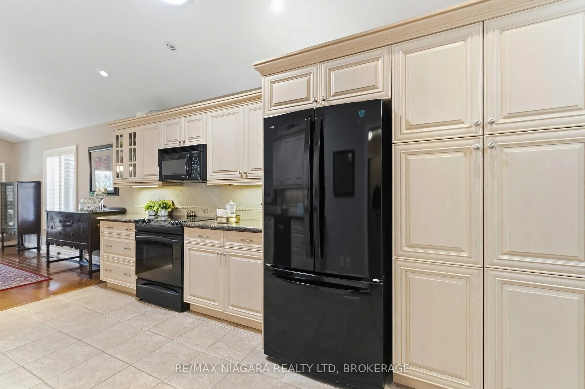 Photo 15 of 14 Nicholas Drive, St. Catharines, Rykert/Vansickle — HOMEH