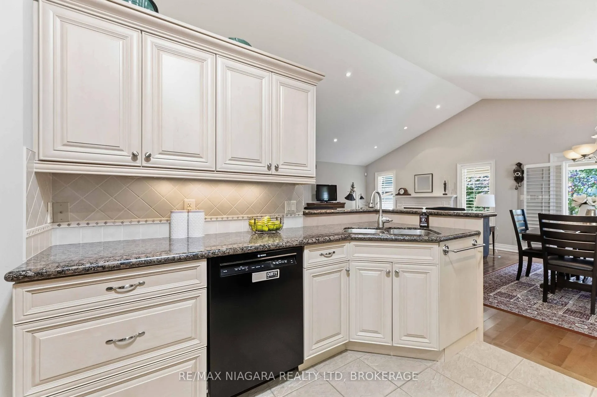 Photo 16 of 14 Nicholas Drive, St. Catharines, Rykert/Vansickle — HOMEH